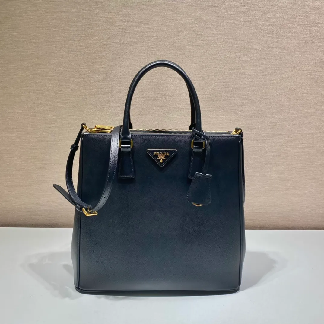 P2200🎉Tall killer bag🎉1BA304🎉🎉The new tall killer bag design is another classic fresh taste and style😘😘Made of Saffiano leather, top brushed hardware👍It blends traditional and modern elements into a refined and simple design. Simple and elegant, the upper body effect is very good, it is a popular style that will never go out of style🎉🎉Hurry up and get it🎉🎉Length 33xH 31x15cm🎉🎉🎉💰💰💰