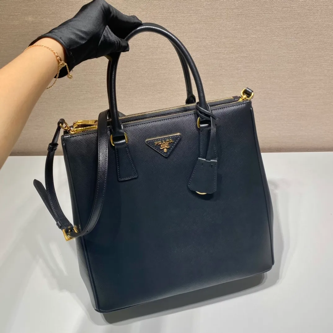 P2200🎉Tall killer bag🎉1BA304🎉🎉The new tall killer bag design is another classic fresh taste and style😘😘Made of Saffiano leather, top brushed hardware👍It blends traditional and modern elements into a refined and simple design. Simple and elegant, the upper body effect is very good, it is a popular style that will never go out of style🎉🎉Hurry up and get it🎉🎉Length 33xH 31x15cm🎉🎉🎉💰💰💰