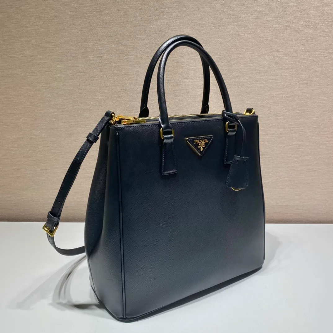 P2200🎉Tall killer bag🎉1BA304🎉🎉The new tall killer bag design is another classic fresh taste and style😘😘Made of Saffiano leather, top brushed hardware👍It blends traditional and modern elements into a refined and simple design. Simple and elegant, the upper body effect is very good, it is a popular style that will never go out of style🎉🎉Hurry up and get it🎉🎉Length 33xH 31x15cm🎉🎉🎉💰💰💰