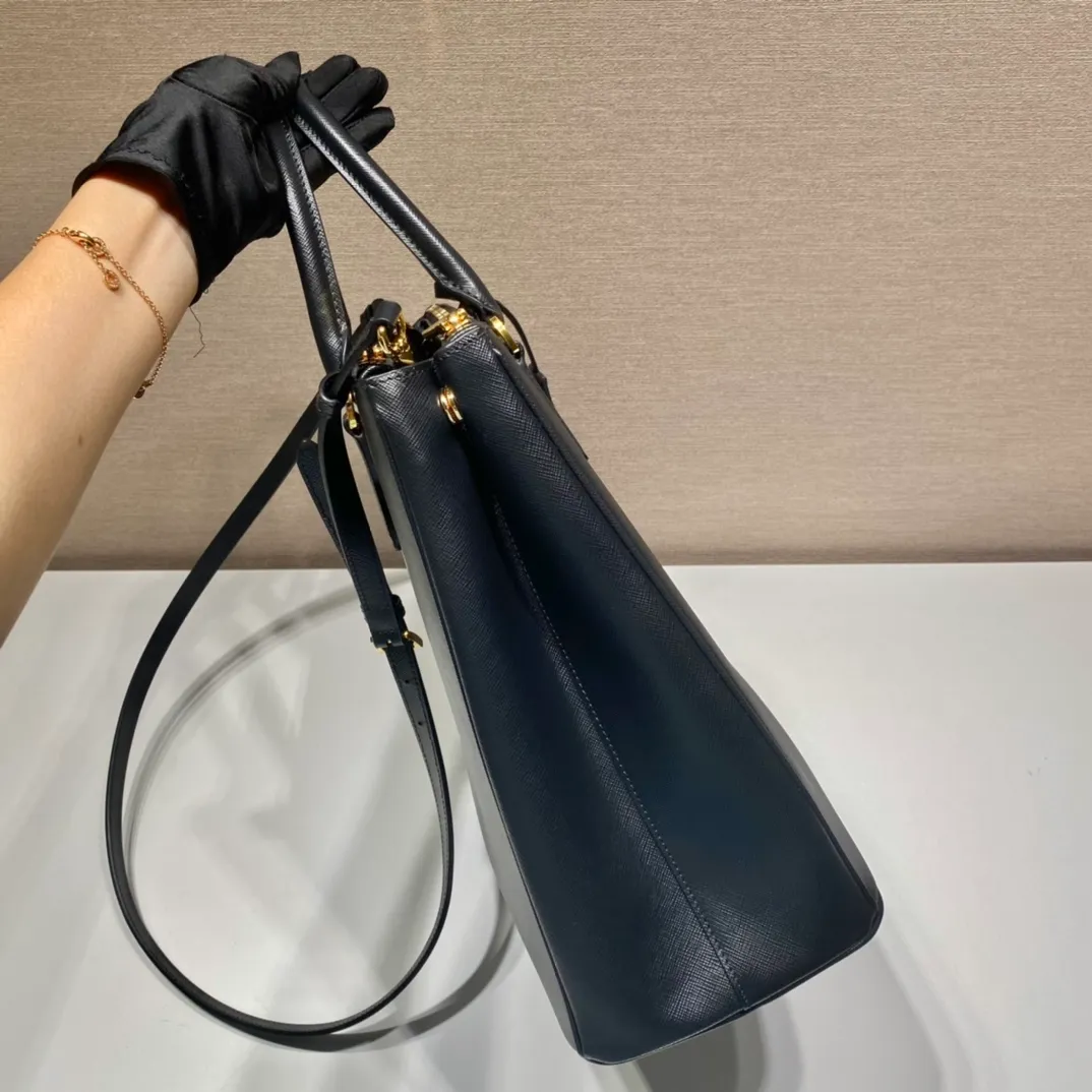 P2200🎉Tall killer bag🎉1BA304🎉🎉The new tall killer bag design is another classic fresh taste and style😘😘Made of Saffiano leather, top brushed hardware👍It blends traditional and modern elements into a refined and simple design. Simple and elegant, the upper body effect is very good, it is a popular style that will never go out of style🎉🎉Hurry up and get it🎉🎉Length 33xH 31x15cm🎉🎉🎉💰💰💰