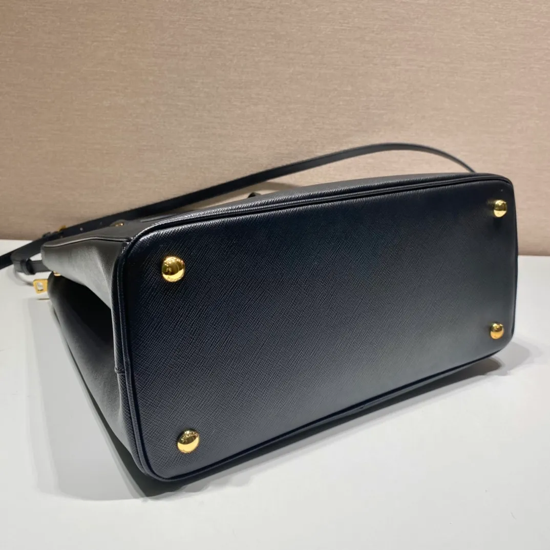 P2200🎉Tall killer bag🎉1BA304🎉🎉The new tall killer bag design is another classic fresh taste and style😘😘Made of Saffiano leather, top brushed hardware👍It blends traditional and modern elements into a refined and simple design. Simple and elegant, the upper body effect is very good, it is a popular style that will never go out of style🎉🎉Hurry up and get it🎉🎉Length 33xH 31x15cm🎉🎉🎉💰💰💰