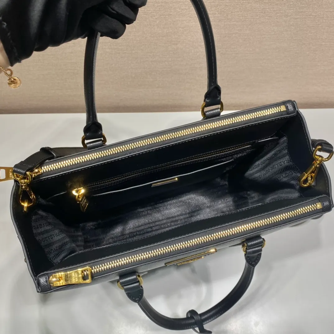 P2200🎉Tall killer bag🎉1BA304🎉🎉The new tall killer bag design is another classic fresh taste and style😘😘Made of Saffiano leather, top brushed hardware👍It blends traditional and modern elements into a refined and simple design. Simple and elegant, the upper body effect is very good, it is a popular style that will never go out of style🎉🎉Hurry up and get it🎉🎉Length 33xH 31x15cm🎉🎉🎉💰💰💰