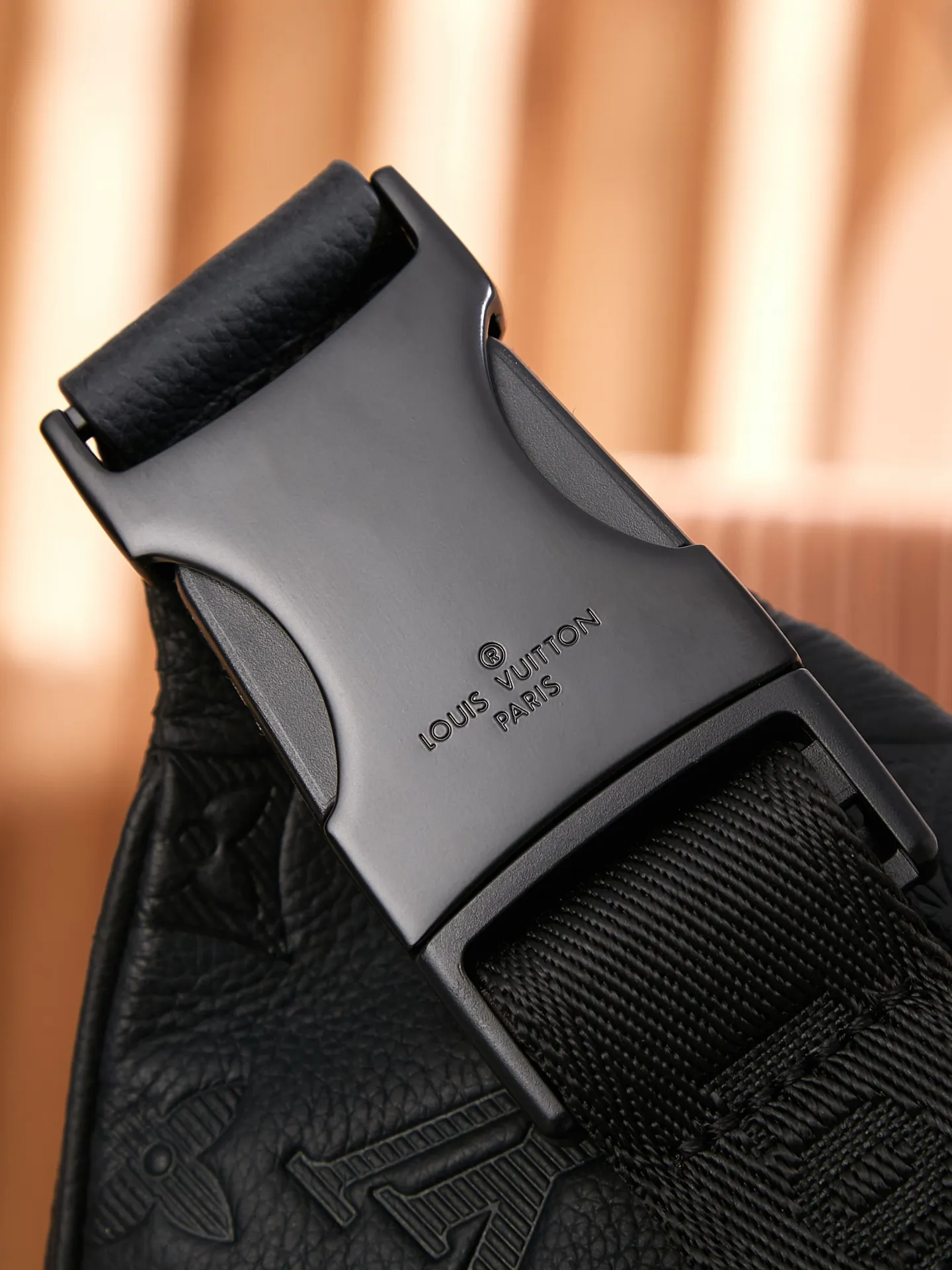 P¥840👉nfc163C01 dynamic chip version👈【Top inspection-free pure steel hardware】M46036 This Discovery waist bag chest bag 44 x 15 x 9 cm (length x height x width) Work details: For reference