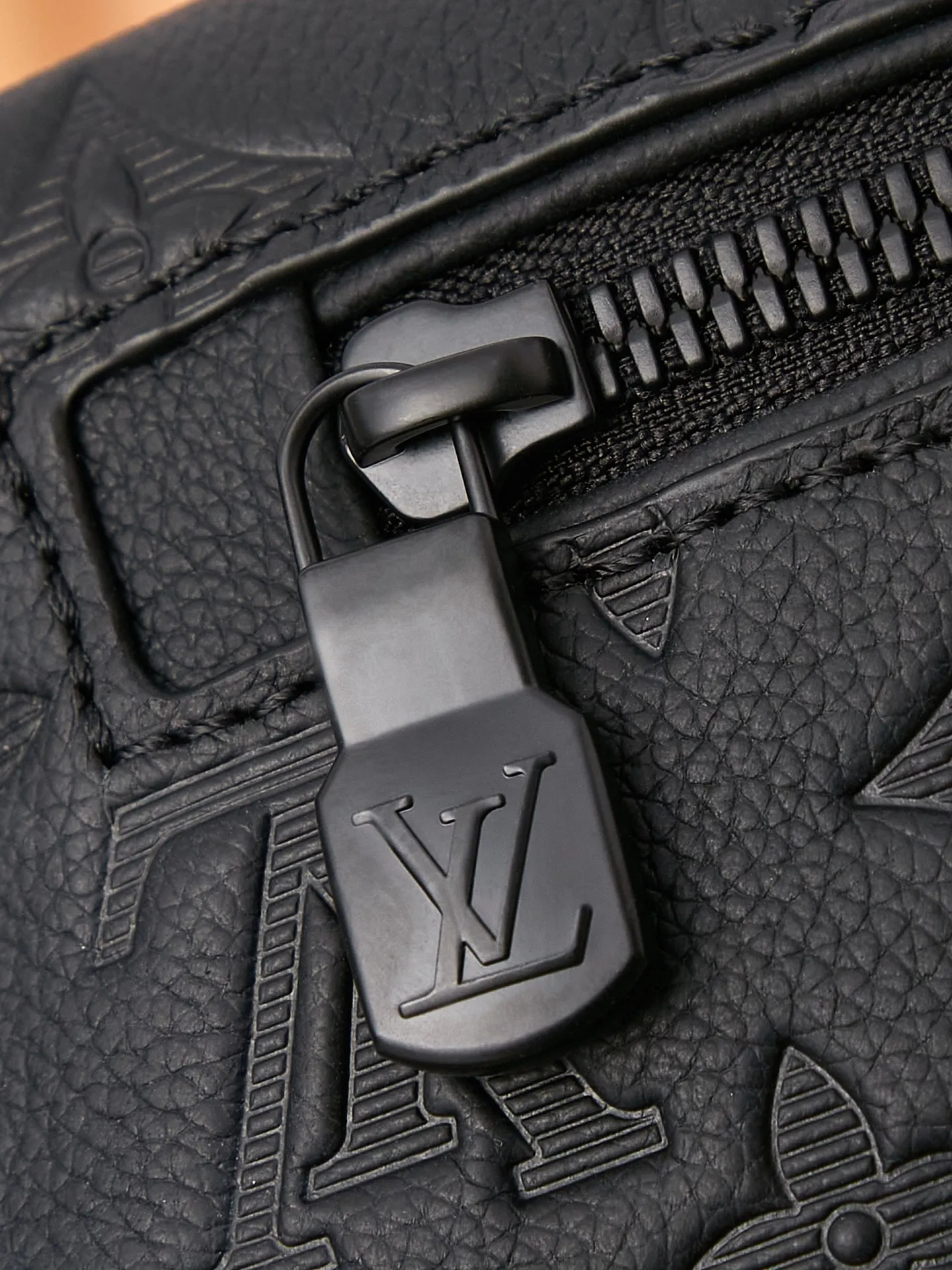 P¥840👉nfc163C01 dynamic chip version👈【Top inspection-free pure steel hardware】M46036 This Discovery waist bag chest bag 44 x 15 x 9 cm (length x height x width) Work details: For reference