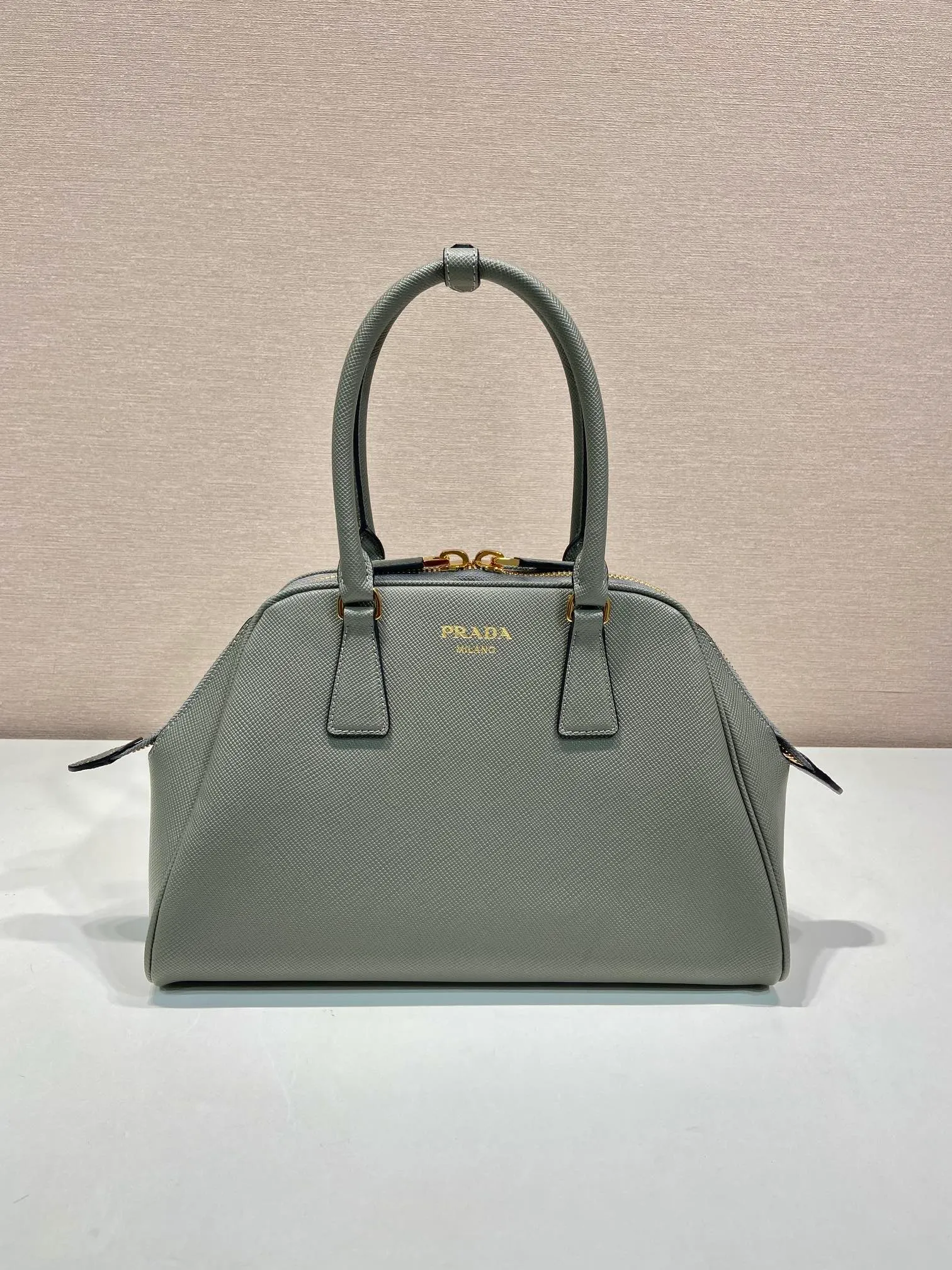 💰1640🎉New shell bag🎉1BG537🎉🎉 This exquisite handbag is made of Saffiano leather. It has a crisp, simple and neat shape. It is equipped with gold-toned metal hardware and is decorated with an elegant letter logo embossed on the front. It can be carried by hand or shoulder strap, and has a large capacity. Babies, hurry up and get it, it is worth owning🎉🎉 Height: 21.5cm Width: 32cm Length: 10.5cm