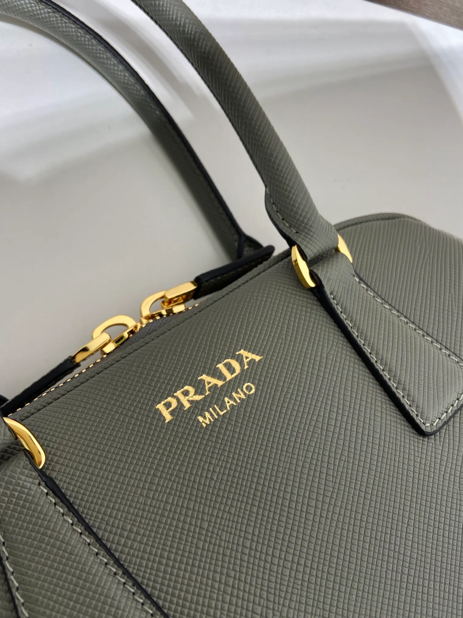 💰1640🎉New shell bag🎉1BG537🎉🎉 This exquisite handbag is made of Saffiano leather. It has a crisp, simple and neat shape. It is equipped with gold-toned metal hardware and is decorated with an elegant letter logo embossed on the front. It can be carried by hand or shoulder strap, and has a large capacity. Babies, hurry up and get it, it is worth owning🎉🎉 Height: 21.5cm Width: 32cm Length: 10.5cm