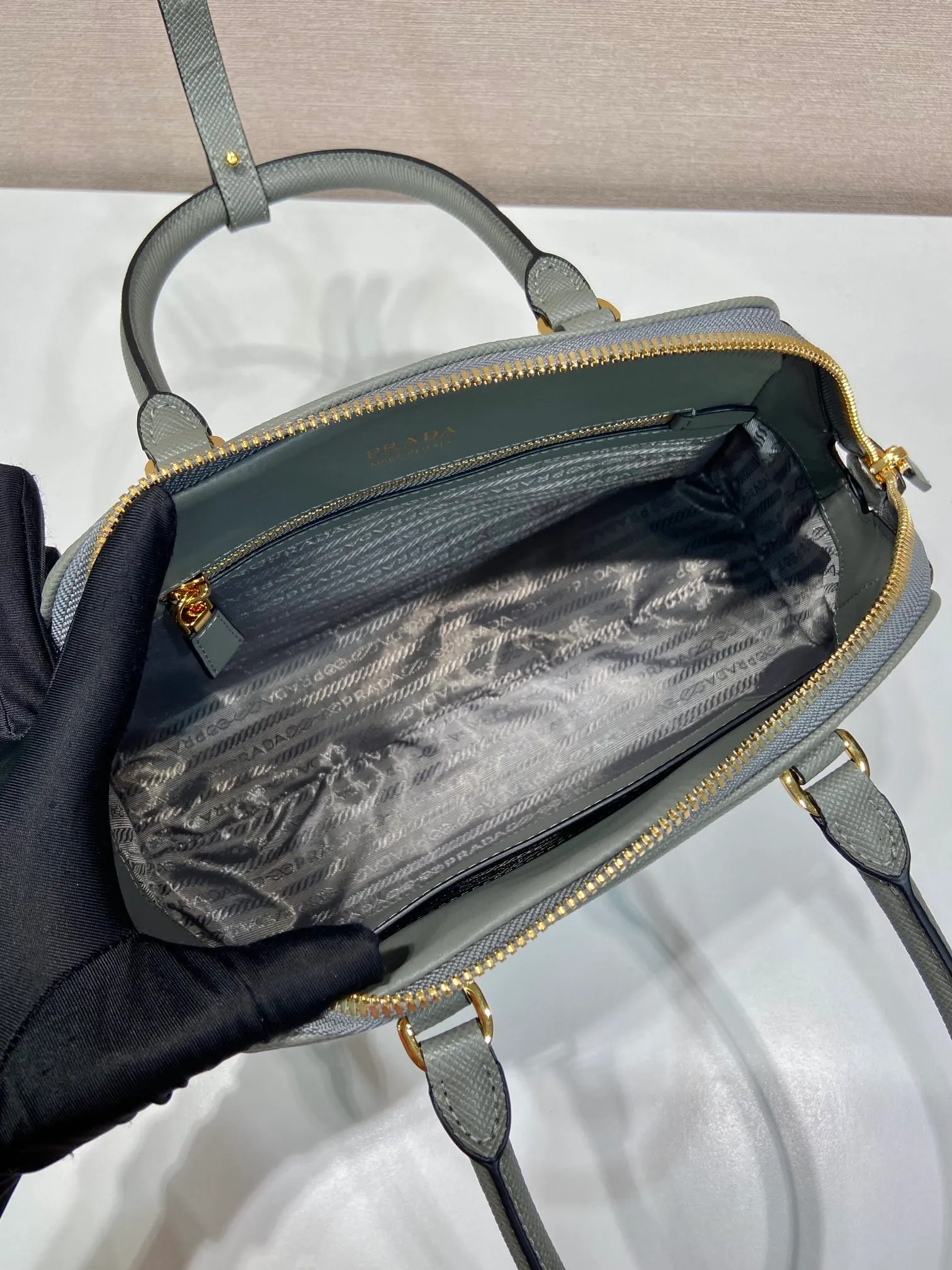 💰1640🎉New shell bag🎉1BG537🎉🎉 This exquisite handbag is made of Saffiano leather. It has a crisp, simple and neat shape. It is equipped with gold-toned metal hardware and is decorated with an elegant letter logo embossed on the front. It can be carried by hand or shoulder strap, and has a large capacity. Babies, hurry up and get it, it is worth owning🎉🎉 Height: 21.5cm Width: 32cm Length: 10.5cm