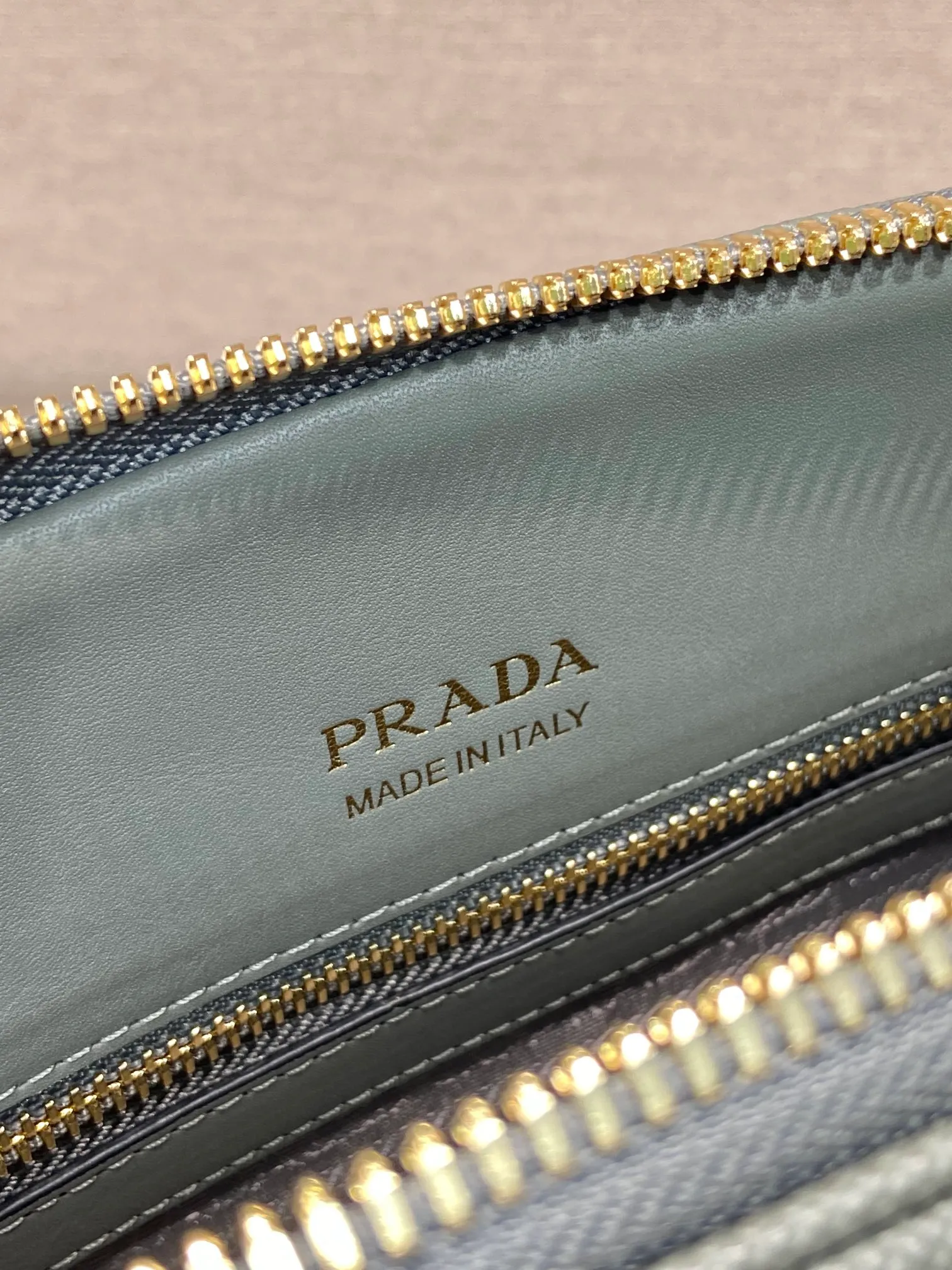 💰1640🎉New shell bag🎉1BG537🎉🎉 This exquisite handbag is made of Saffiano leather. It has a crisp, simple and neat shape. It is equipped with gold-toned metal hardware and is decorated with an elegant letter logo embossed on the front. It can be carried by hand or shoulder strap, and has a large capacity. Babies, hurry up and get it, it is worth owning🎉🎉 Height: 21.5cm Width: 32cm Length: 10.5cm