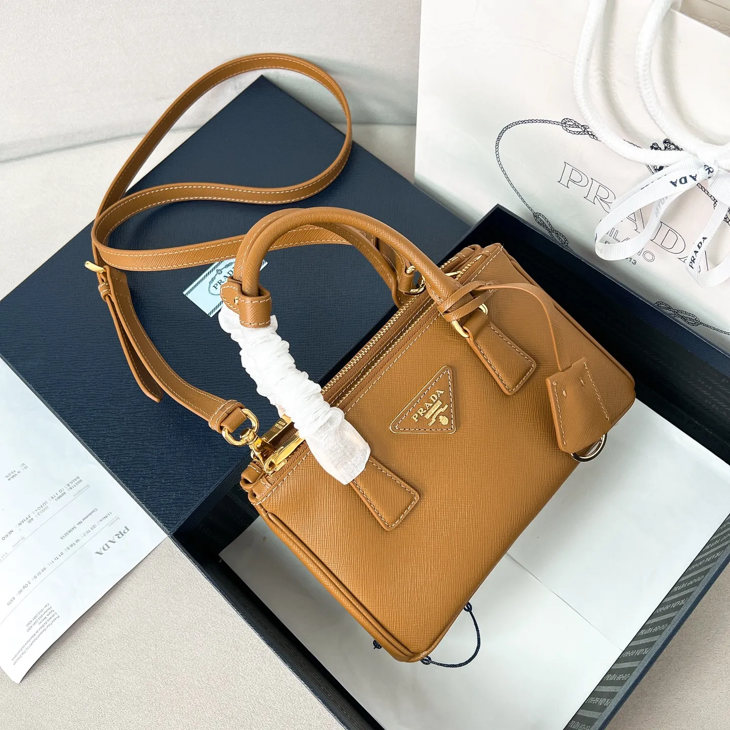 💰1700✨New product launch✨P classic Galleria Saffiano leather handbag - "Killer Bag" 2025 new product Mini No. 1BA916 People who understand fashion love killer bags. The bag should look like a killer bag. Carefully crafted with Saffiano cross pattern imported from Italy. Minimalist and capable bag shape with triangular metal lettering logo. Double zipper design, middle main bag with extra large capacity. Double handles and detachable shoulder straps make it It can be carried by hand or carried cross-body. It can be opened and closed with side snap buttons. The bag body changes to add elegance and elegance. It is small and exquisite, adding a playful and fashionable feel. Size 21*12.5*8.5
