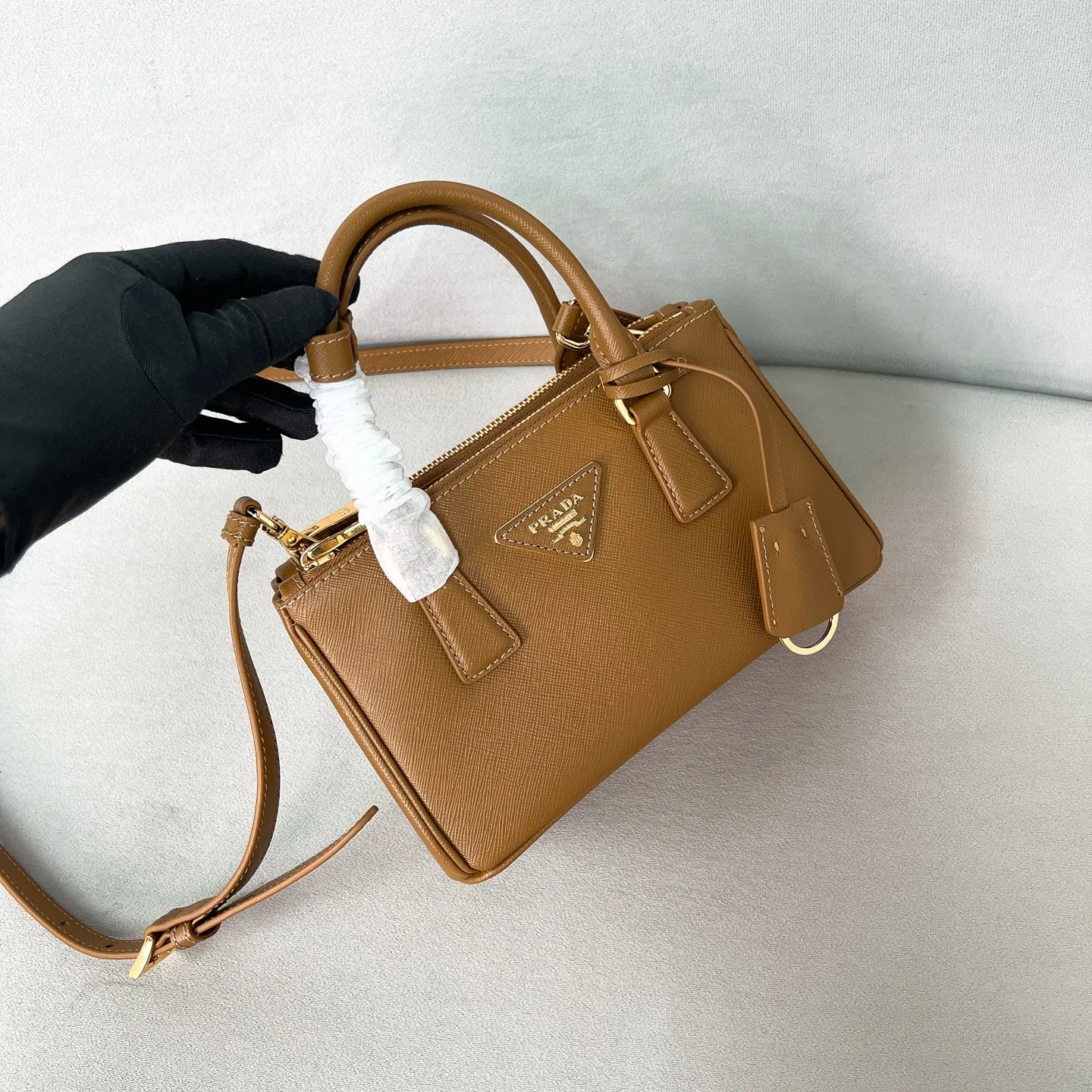 💰1700✨New product launch✨P classic Galleria Saffiano leather handbag - "Killer Bag" 2025 new product Mini No. 1BA916 People who understand fashion love killer bags. The bag should look like a killer bag. Carefully crafted with Saffiano cross pattern imported from Italy. Minimalist and capable bag shape with triangular metal lettering logo. Double zipper design, middle main bag with extra large capacity. Double handles and detachable shoulder straps make it It can be carried by hand or carried cross-body. It can be opened and closed with side snap buttons. The bag body changes to add elegance and elegance. It is small and exquisite, adding a playful and fashionable feel. Size 21*12.5*8.5