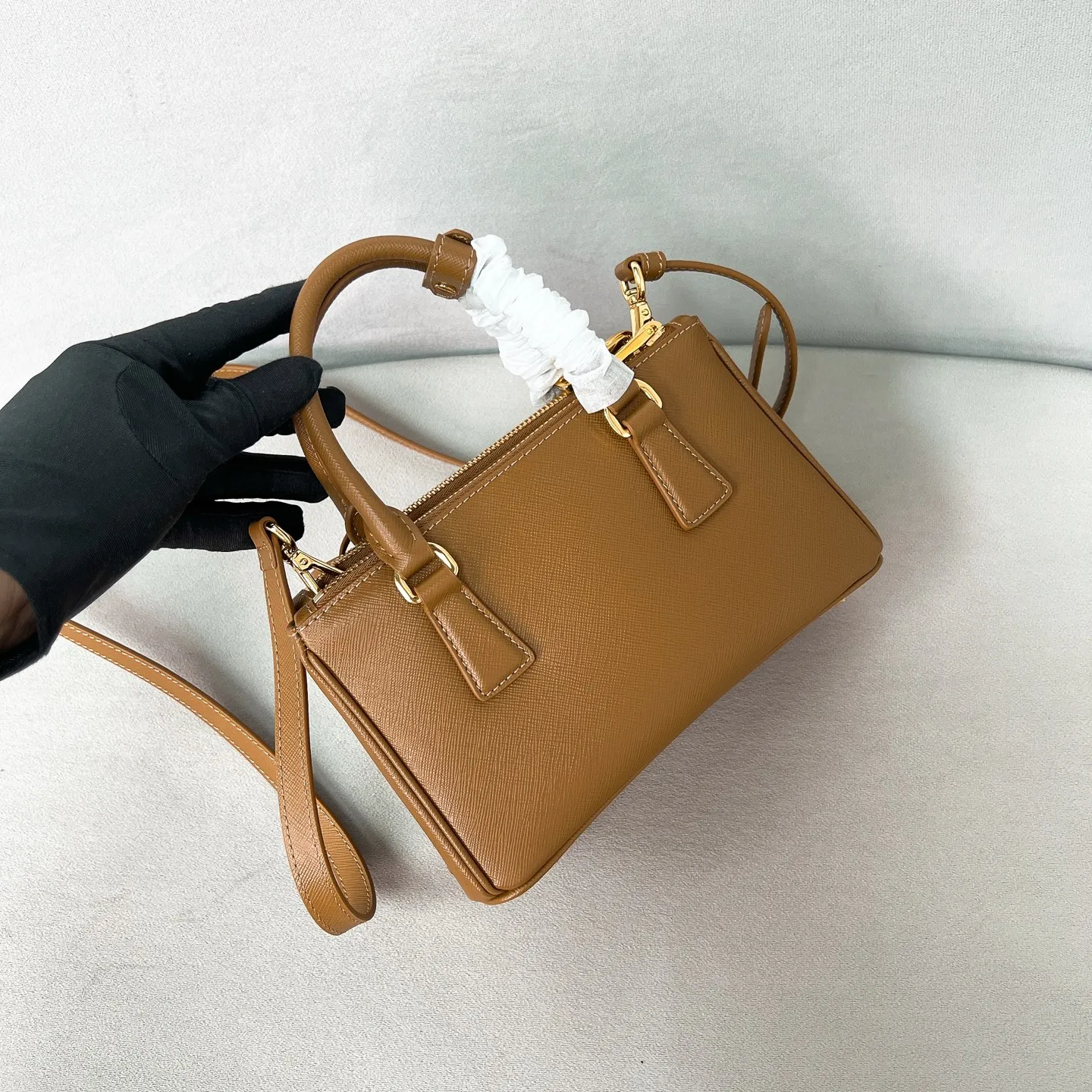 💰1700✨New product launch✨P classic Galleria Saffiano leather handbag - "Killer Bag" 2025 new product Mini No. 1BA916 People who understand fashion love killer bags. The bag should look like a killer bag. Carefully crafted with Saffiano cross pattern imported from Italy. Minimalist and capable bag shape with triangular metal lettering logo. Double zipper design, middle main bag with extra large capacity. Double handles and detachable shoulder straps make it It can be carried by hand or carried cross-body. It can be opened and closed with side snap buttons. The bag body changes to add elegance and elegance. It is small and exquisite, adding a playful and fashionable feel. Size 21*12.5*8.5