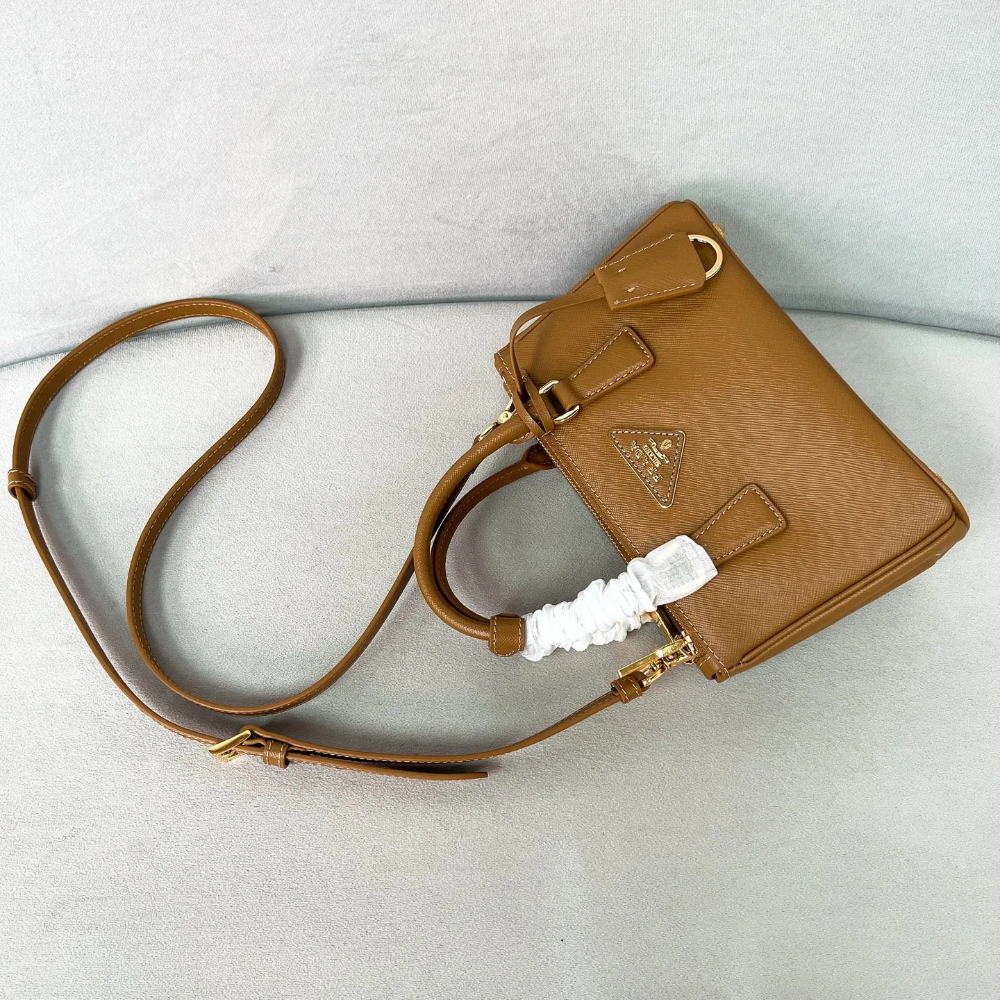💰1700✨New product launch✨P classic Galleria Saffiano leather handbag - "Killer Bag" 2025 new product Mini No. 1BA916 People who understand fashion love killer bags. The bag should look like a killer bag. Carefully crafted with Saffiano cross pattern imported from Italy. Minimalist and capable bag shape with triangular metal lettering logo. Double zipper design, middle main bag with extra large capacity. Double handles and detachable shoulder straps make it It can be carried by hand or carried cross-body. It can be opened and closed with side snap buttons. The bag body changes to add elegance and elegance. It is small and exquisite, adding a playful and fashionable feel. Size 21*12.5*8.5
