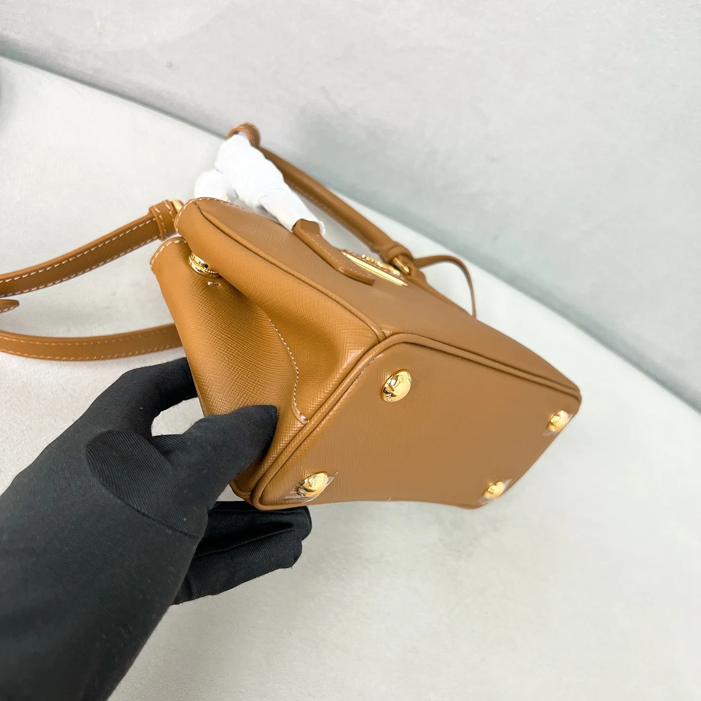 💰1700✨New product launch✨P classic Galleria Saffiano leather handbag - "Killer Bag" 2025 new product Mini No. 1BA916 People who understand fashion love killer bags. The bag should look like a killer bag. Carefully crafted with Saffiano cross pattern imported from Italy. Minimalist and capable bag shape with triangular metal lettering logo. Double zipper design, middle main bag with extra large capacity. Double handles and detachable shoulder straps make it It can be carried by hand or carried cross-body. It can be opened and closed with side snap buttons. The bag body changes to add elegance and elegance. It is small and exquisite, adding a playful and fashionable feel. Size 21*12.5*8.5