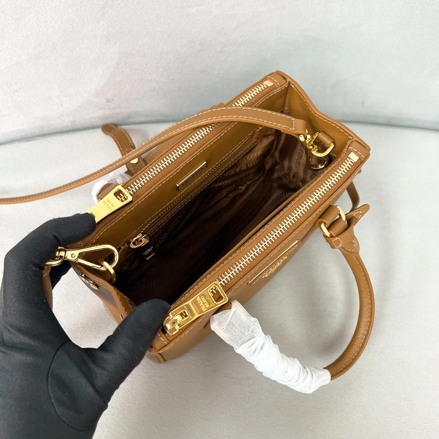 💰1700✨New product launch✨P classic Galleria Saffiano leather handbag - "Killer Bag" 2025 new product Mini No. 1BA916 People who understand fashion love killer bags. The bag should look like a killer bag. Carefully crafted with Saffiano cross pattern imported from Italy. Minimalist and capable bag shape with triangular metal lettering logo. Double zipper design, middle main bag with extra large capacity. Double handles and detachable shoulder straps make it It can be carried by hand or carried cross-body. It can be opened and closed with side snap buttons. The bag body changes to add elegance and elegance. It is small and exquisite, adding a playful and fashionable feel. Size 21*12.5*8.5