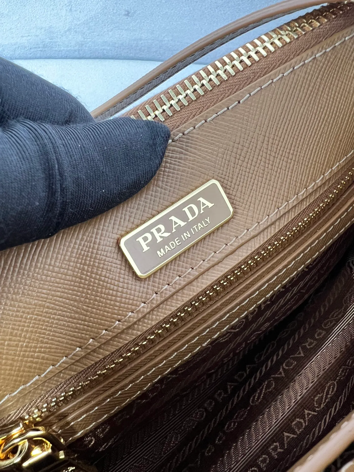 💰1700✨New product launch✨P classic Galleria Saffiano leather handbag - "Killer Bag" 2025 new product Mini No. 1BA916 People who understand fashion love killer bags. The bag should look like a killer bag. Carefully crafted with Saffiano cross pattern imported from Italy. Minimalist and capable bag shape with triangular metal lettering logo. Double zipper design, middle main bag with extra large capacity. Double handles and detachable shoulder straps make it It can be carried by hand or carried cross-body. It can be opened and closed with side snap buttons. The bag body changes to add elegance and elegance. It is small and exquisite, adding a playful and fashionable feel. Size 21*12.5*8.5