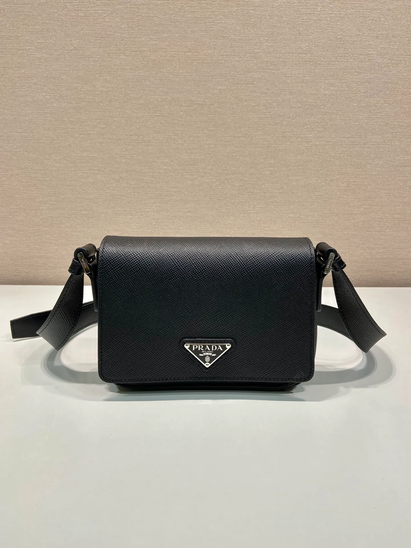 💰1640🎉New 🎉2VD065 shoulder bag🎉🎉 This shoulder bag is made of the iconic material Saffiano cowhide, with a magnetic flap design, a magnetic buckle pocket on the back, and an adjustable cowhide long shoulder strap design, presenting a practical and stylish minimalist design. The upper body effect is very cool😎, another popular style that will never go out of style🎉Length 19x height 13x bottom 5cm