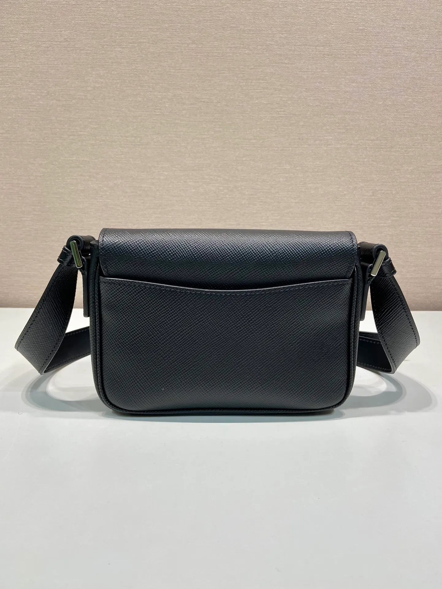 💰1640🎉New 🎉2VD065 shoulder bag🎉🎉 This shoulder bag is made of the iconic material Saffiano cowhide, with a magnetic flap design, a magnetic buckle pocket on the back, and an adjustable cowhide long shoulder strap design, presenting a practical and stylish minimalist design. The upper body effect is very cool😎, another popular style that will never go out of style🎉Length 19x height 13x bottom 5cm