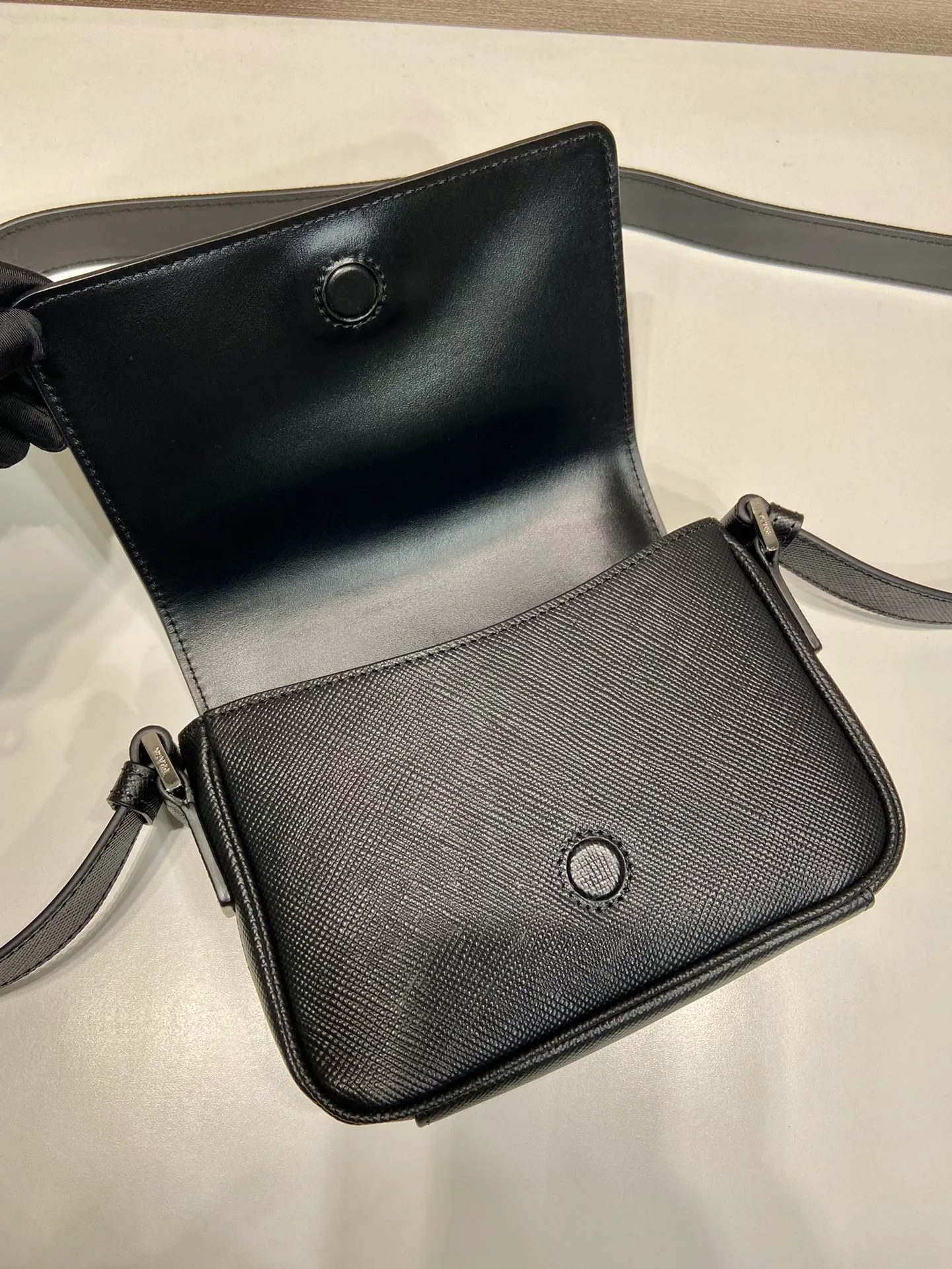 💰1640🎉New 🎉2VD065 shoulder bag🎉🎉 This shoulder bag is made of the iconic material Saffiano cowhide, with a magnetic flap design, a magnetic buckle pocket on the back, and an adjustable cowhide long shoulder strap design, presenting a practical and stylish minimalist design. The upper body effect is very cool😎, another popular style that will never go out of style🎉Length 19x height 13x bottom 5cm