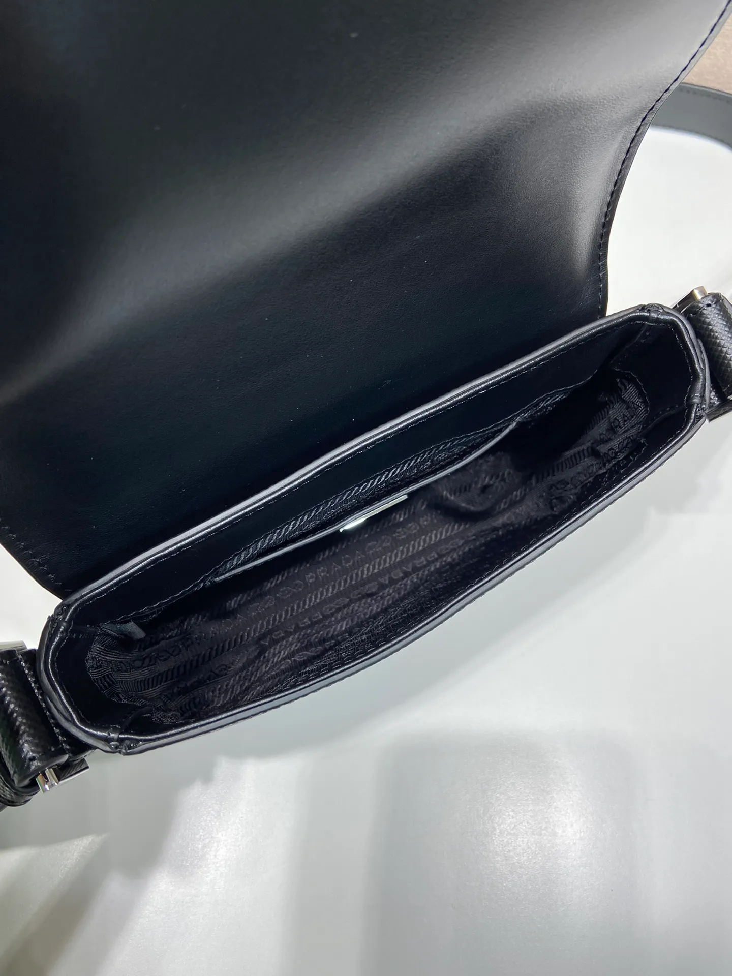 💰1640🎉New 🎉2VD065 shoulder bag🎉🎉 This shoulder bag is made of the iconic material Saffiano cowhide, with a magnetic flap design, a magnetic buckle pocket on the back, and an adjustable cowhide long shoulder strap design, presenting a practical and stylish minimalist design. The upper body effect is very cool😎, another popular style that will never go out of style🎉Length 19x height 13x bottom 5cm