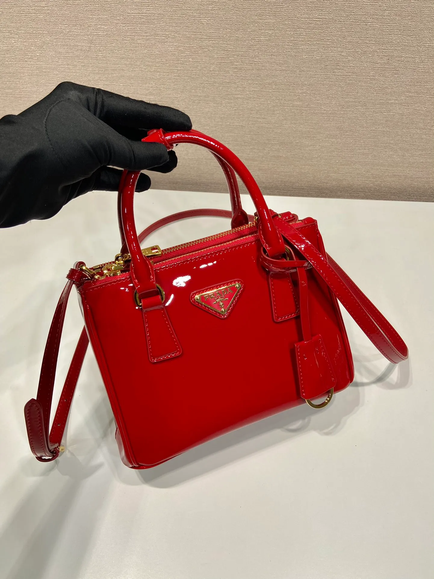 💰1700🎉mini killer🎉1BA906 patent leather🎉🎉 This Galleria handbag is made of imported patent leather, equipped with a detachable shoulder strap and top-grade brushed hardware👍👍. It is a unique interpretation of classic and timeless elegance. For beauties in the current era of fashionable small bags. It’s worth owning, it can be used easily for girls’ daily travel📱💄🚗🔑, it has a large capacity, is beautiful and practical🙊🙊It is a bag that will never go out of style anytime you use it😘😘Hurry up and get it👏👏 Length 20x Height 15x Bottom 9.5cm