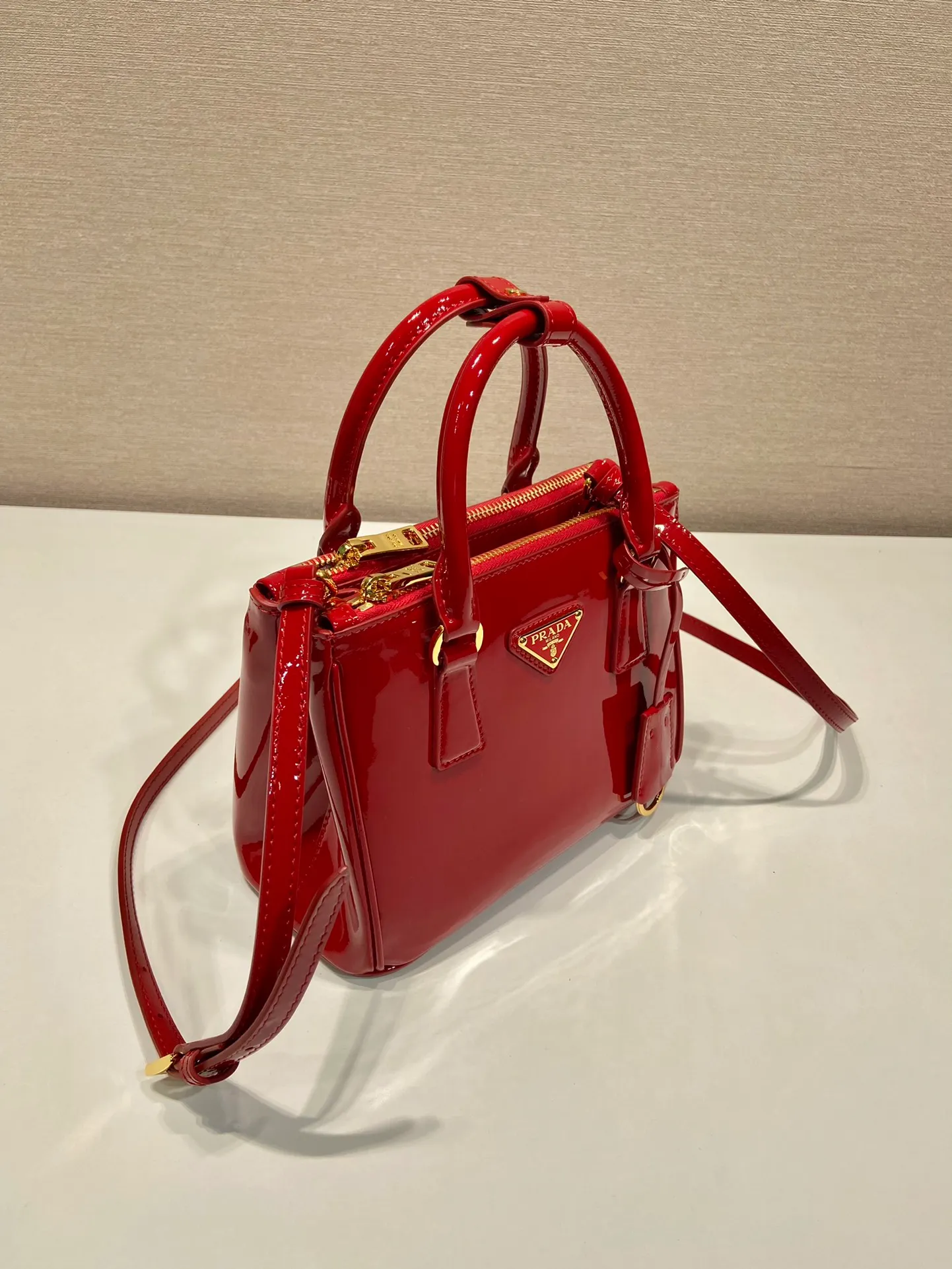 💰1700🎉mini killer🎉1BA906 patent leather🎉🎉 This Galleria handbag is made of imported patent leather, equipped with a detachable shoulder strap and top-grade brushed hardware👍👍. It is a unique interpretation of classic and timeless elegance. For beauties in the current era of fashionable small bags. It’s worth owning, it can be used easily for girls’ daily travel📱💄🚗🔑, it has a large capacity, is beautiful and practical🙊🙊It is a bag that will never go out of style anytime you use it😘😘Hurry up and get it👏👏 Length 20x Height 15x Bottom 9.5cm