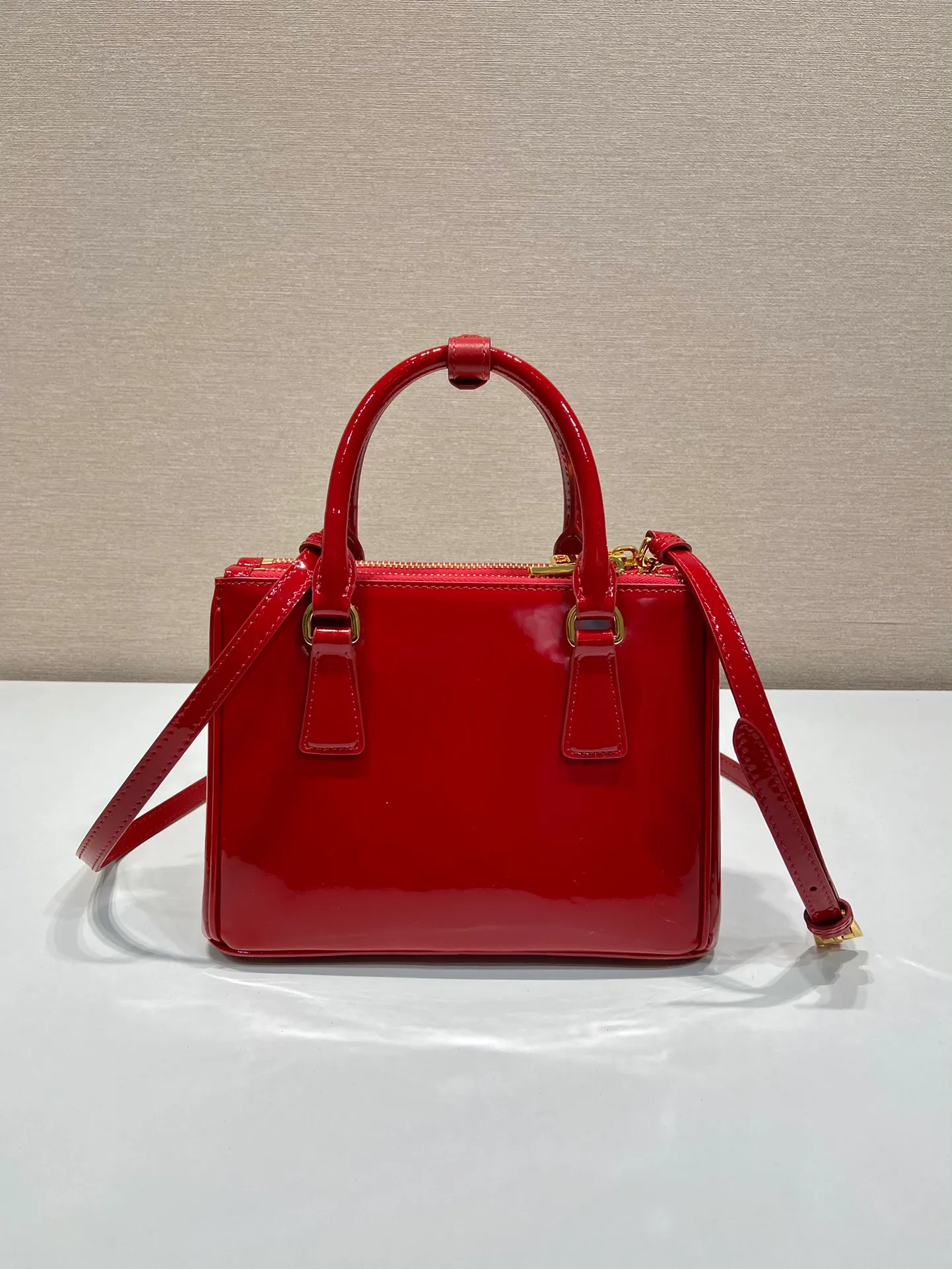 💰1700🎉mini killer🎉1BA906 patent leather🎉🎉 This Galleria handbag is made of imported patent leather, equipped with a detachable shoulder strap and top-grade brushed hardware👍👍. It is a unique interpretation of classic and timeless elegance. For beauties in the current era of fashionable small bags. It’s worth owning, it can be used easily for girls’ daily travel📱💄🚗🔑, it has a large capacity, is beautiful and practical🙊🙊It is a bag that will never go out of style anytime you use it😘😘Hurry up and get it👏👏 Length 20x Height 15x Bottom 9.5cm