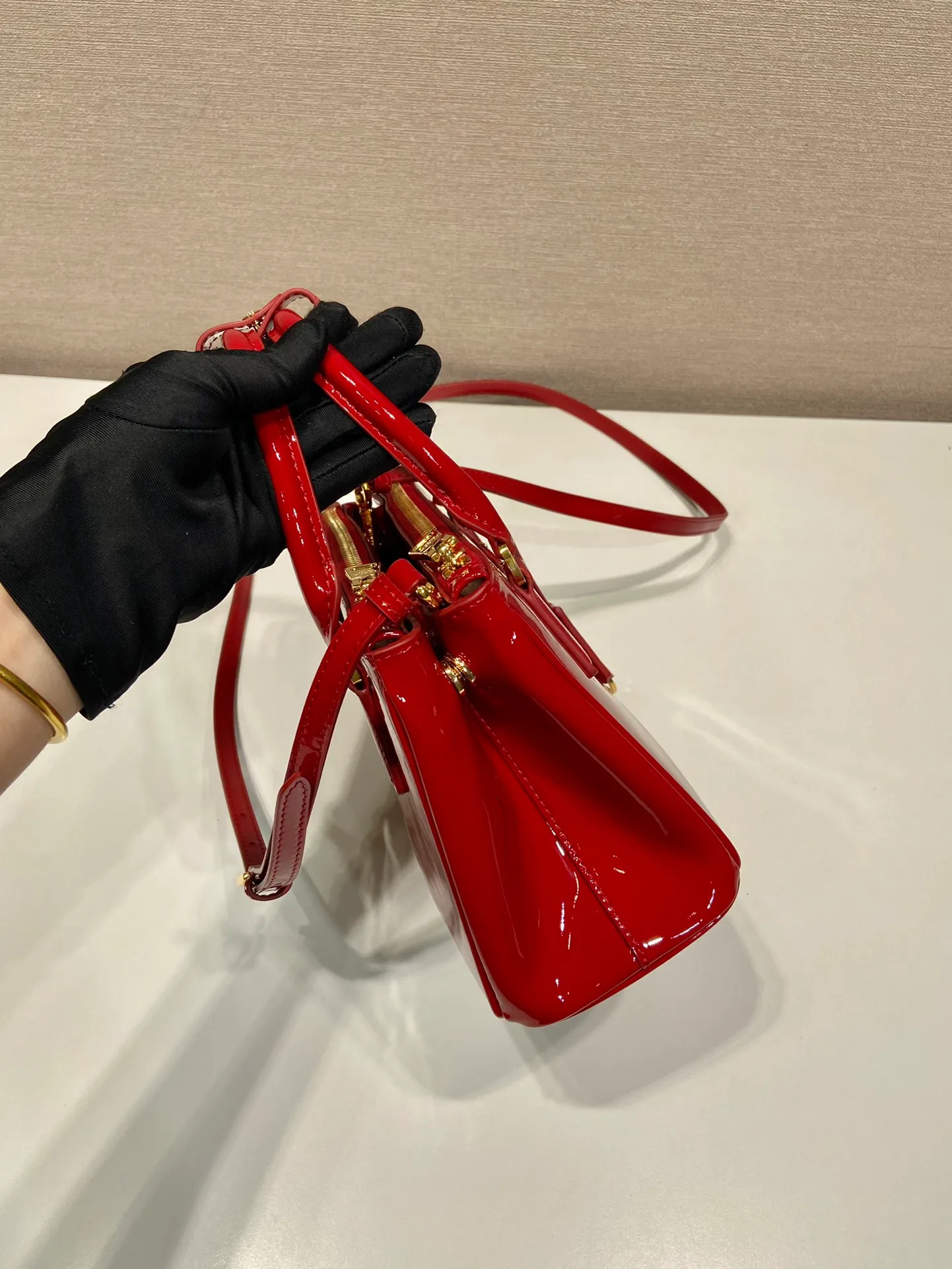 💰1700🎉mini killer🎉1BA906 patent leather🎉🎉 This Galleria handbag is made of imported patent leather, equipped with a detachable shoulder strap and top-grade brushed hardware👍👍. It is a unique interpretation of classic and timeless elegance. For beauties in the current era of fashionable small bags. It’s worth owning, it can be used easily for girls’ daily travel📱💄🚗🔑, it has a large capacity, is beautiful and practical🙊🙊It is a bag that will never go out of style anytime you use it😘😘Hurry up and get it👏👏 Length 20x Height 15x Bottom 9.5cm