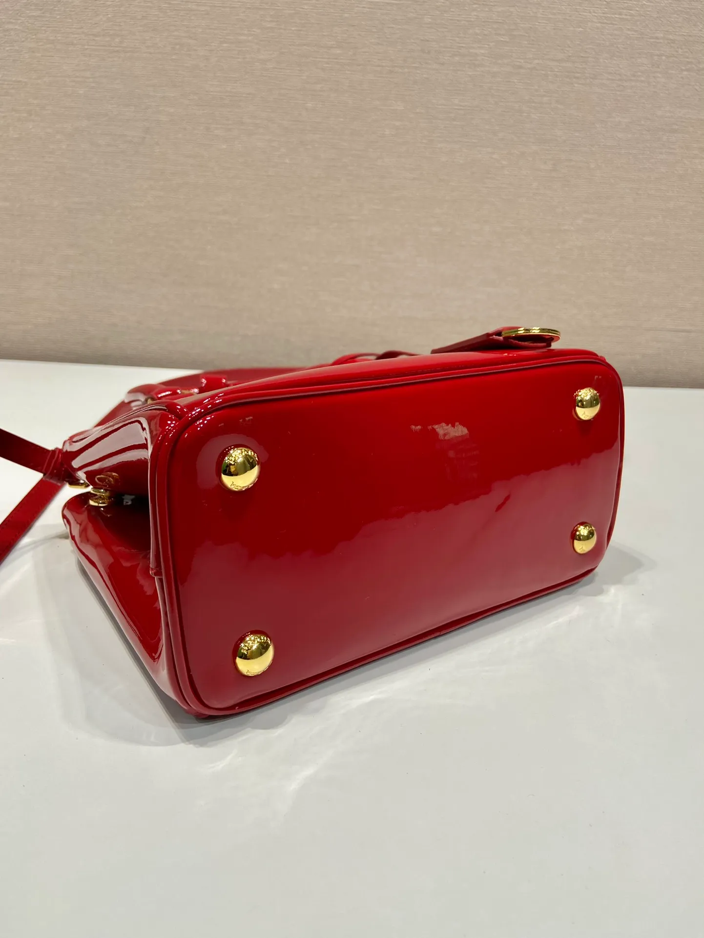 💰1700🎉mini killer🎉1BA906 patent leather🎉🎉 This Galleria handbag is made of imported patent leather, equipped with a detachable shoulder strap and top-grade brushed hardware👍👍. It is a unique interpretation of classic and timeless elegance. For beauties in the current era of fashionable small bags. It’s worth owning, it can be used easily for girls’ daily travel📱💄🚗🔑, it has a large capacity, is beautiful and practical🙊🙊It is a bag that will never go out of style anytime you use it😘😘Hurry up and get it👏👏 Length 20x Height 15x Bottom 9.5cm