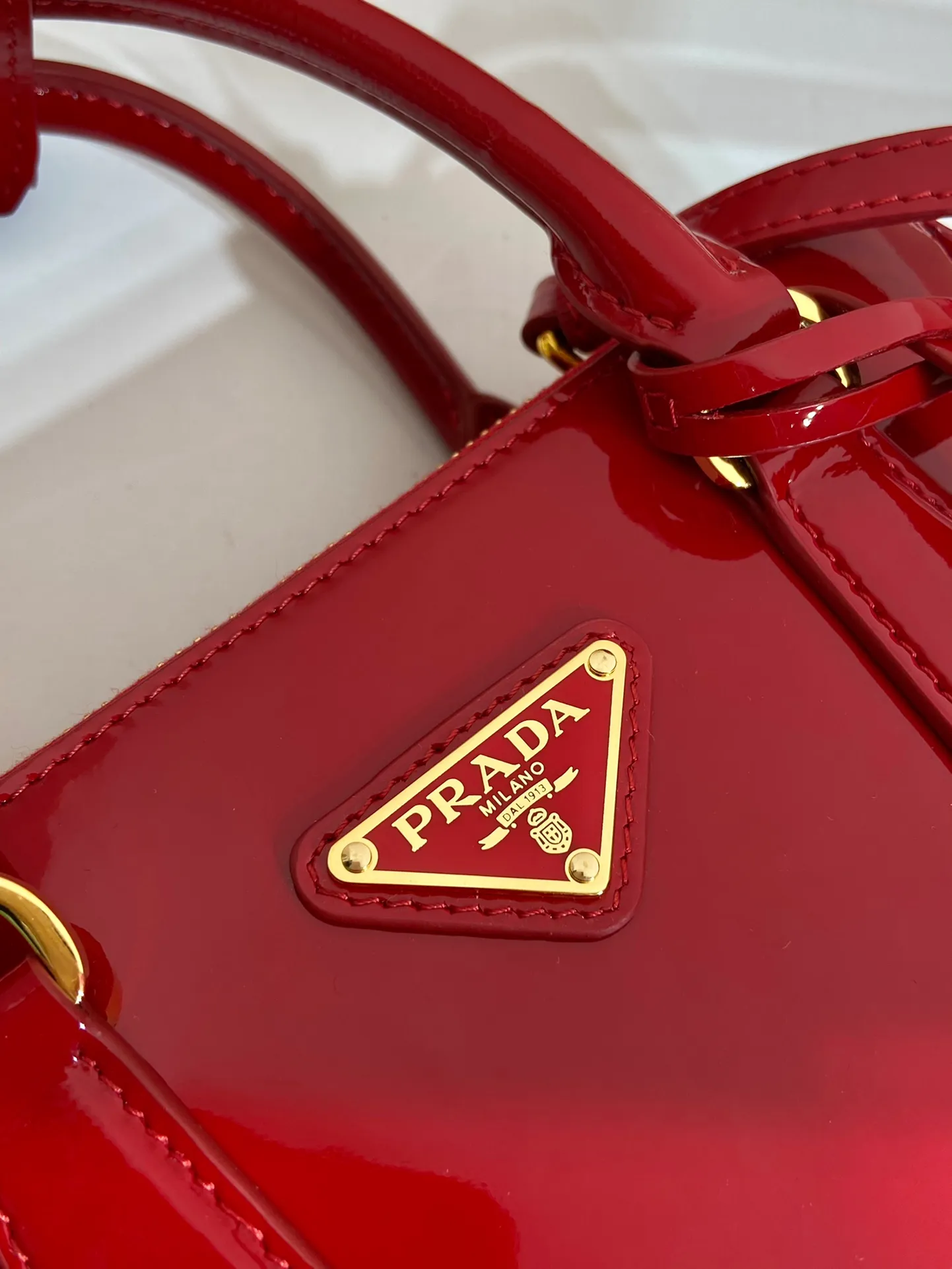 💰1700🎉mini killer🎉1BA906 patent leather🎉🎉 This Galleria handbag is made of imported patent leather, equipped with a detachable shoulder strap and top-grade brushed hardware👍👍. It is a unique interpretation of classic and timeless elegance. For beauties in the current era of fashionable small bags. It’s worth owning, it can be used easily for girls’ daily travel📱💄🚗🔑, it has a large capacity, is beautiful and practical🙊🙊It is a bag that will never go out of style anytime you use it😘😘Hurry up and get it👏👏 Length 20x Height 15x Bottom 9.5cm