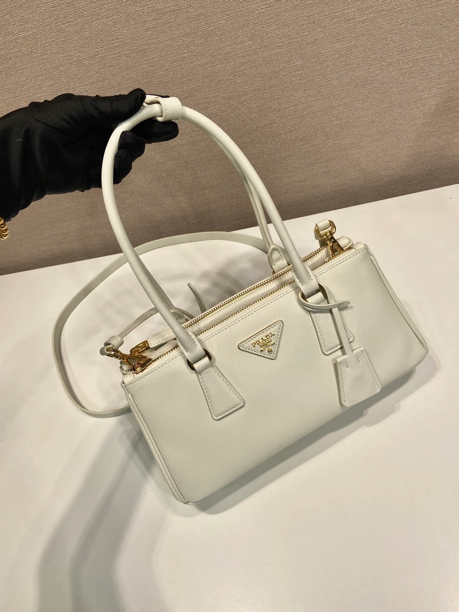 💰1700🎉 New killer bag 🎉 1BA457 new color 🎉🎉 This killer bag is made of imported calfskin, top-grade hardware, equipped with a detachable and adjustable long shoulder strap, large capacity space, and the upper body is very beautiful. Yes, it is back with double cleats, and it is another popular style that will never go out of style 🎉 Hurry up and get it 👏👏 Length 28x Height 14x Bottom 10.5cm👏👏👏💰💰💰