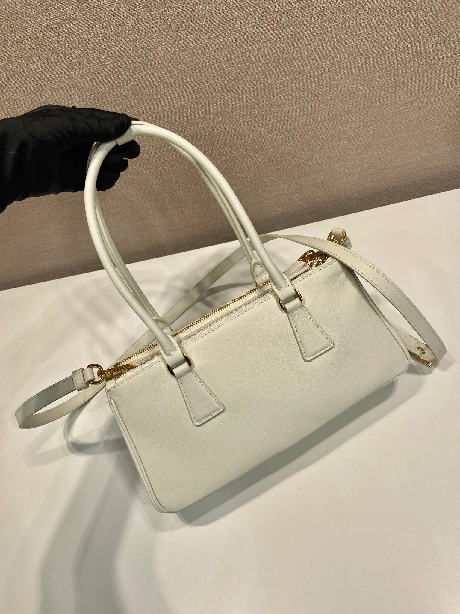 💰1700🎉 New killer bag 🎉 1BA457 new color 🎉🎉 This killer bag is made of imported calfskin, top-grade hardware, equipped with a detachable and adjustable long shoulder strap, large capacity space, and the upper body is very beautiful. Yes, it is back with double cleats, and it is another popular style that will never go out of style 🎉 Hurry up and get it 👏👏 Length 28x Height 14x Bottom 10.5cm👏👏👏💰💰💰