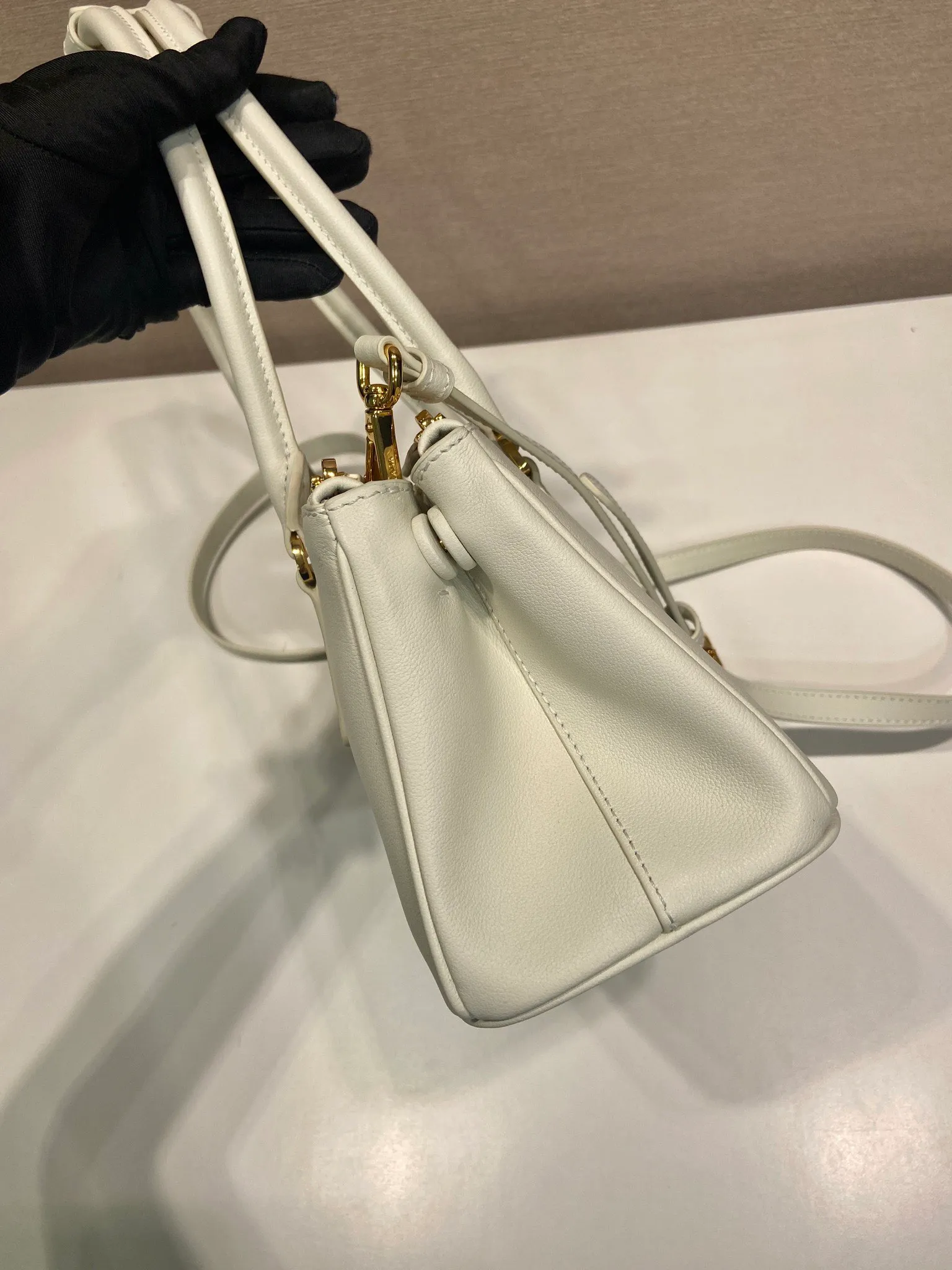 💰1700🎉 New killer bag 🎉 1BA457 new color 🎉🎉 This killer bag is made of imported calfskin, top-grade hardware, equipped with a detachable and adjustable long shoulder strap, large capacity space, and the upper body is very beautiful. Yes, it is back with double cleats, and it is another popular style that will never go out of style 🎉 Hurry up and get it 👏👏 Length 28x Height 14x Bottom 10.5cm👏👏👏💰💰💰