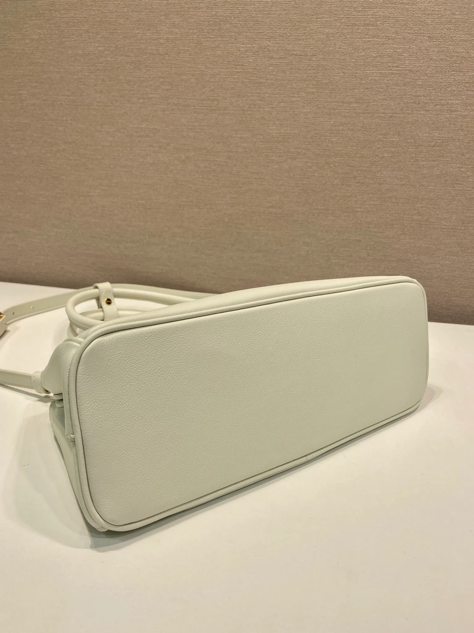 💰1700🎉 New killer bag 🎉 1BA457 new color 🎉🎉 This killer bag is made of imported calfskin, top-grade hardware, equipped with a detachable and adjustable long shoulder strap, large capacity space, and the upper body is very beautiful. Yes, it is back with double cleats, and it is another popular style that will never go out of style 🎉 Hurry up and get it 👏👏 Length 28x Height 14x Bottom 10.5cm👏👏👏💰💰💰
