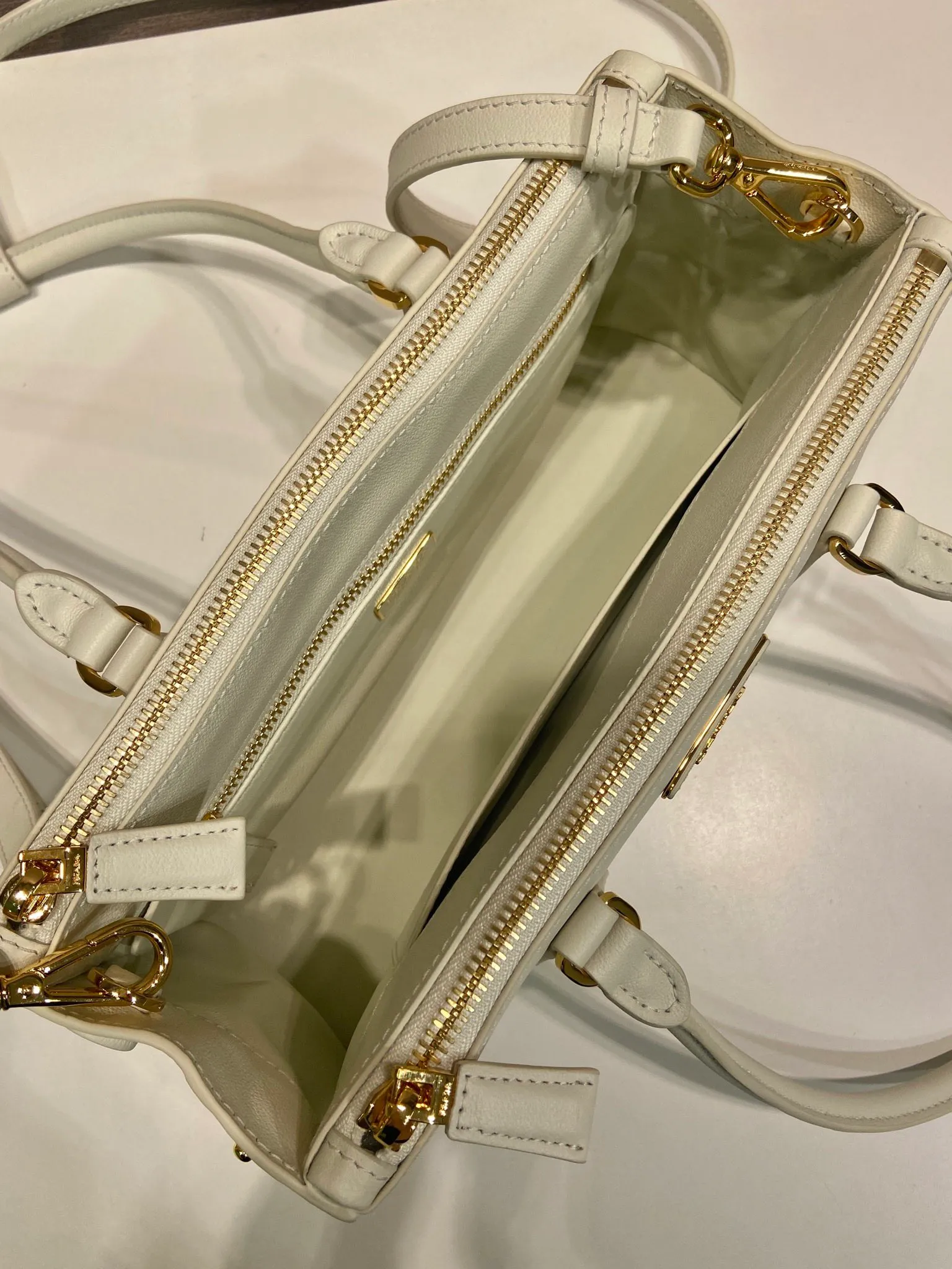 💰1700🎉 New killer bag 🎉 1BA457 new color 🎉🎉 This killer bag is made of imported calfskin, top-grade hardware, equipped with a detachable and adjustable long shoulder strap, large capacity space, and the upper body is very beautiful. Yes, it is back with double cleats, and it is another popular style that will never go out of style 🎉 Hurry up and get it 👏👏 Length 28x Height 14x Bottom 10.5cm👏👏👏💰💰💰