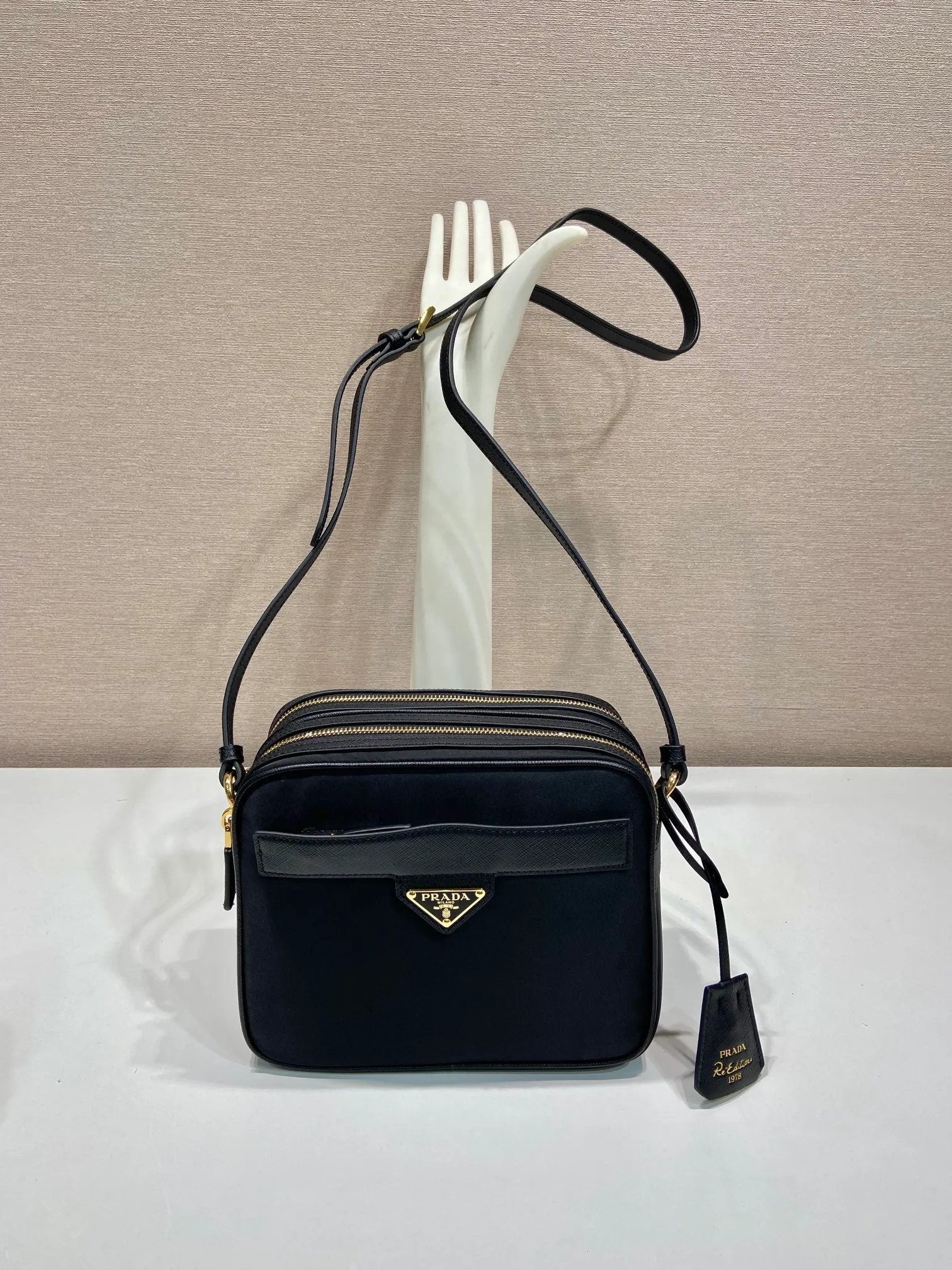 💰1160🎉New 🎉1BH218 Shoulder Bag🎉🎉 This shoulder bag is made of nylon fabric and Saffiano leather, with a double-layer zipper design, adjustable cowhide shoulder straps, an external zipper pocket and elegant Saffiano leather details, and the iconic enameled triangular metal logo as the finishing touch. Simple and elegant, with large capacity and production space, it is also a popular style that will never go out of style. Get it now🎉🎉 Length 21x Height 17x Bottom 8cm🎉🎉🎉💰💰💰