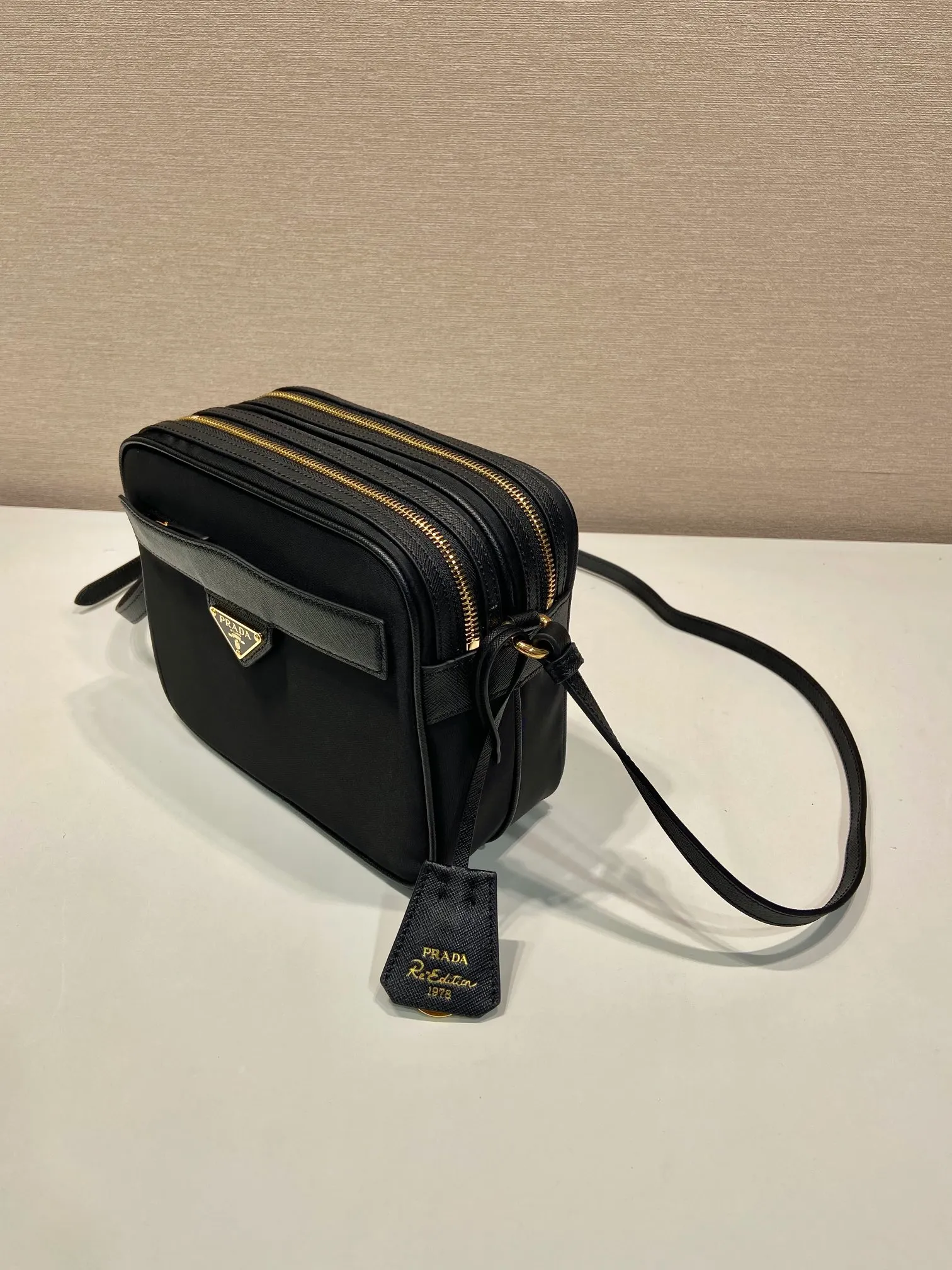 💰1160🎉New 🎉1BH218 Shoulder Bag🎉🎉 This shoulder bag is made of nylon fabric and Saffiano leather, with a double-layer zipper design, adjustable cowhide shoulder straps, an external zipper pocket and elegant Saffiano leather details, and the iconic enameled triangular metal logo as the finishing touch. Simple and elegant, with large capacity and production space, it is also a popular style that will never go out of style. Get it now🎉🎉 Length 21x Height 17x Bottom 8cm🎉🎉🎉💰💰💰