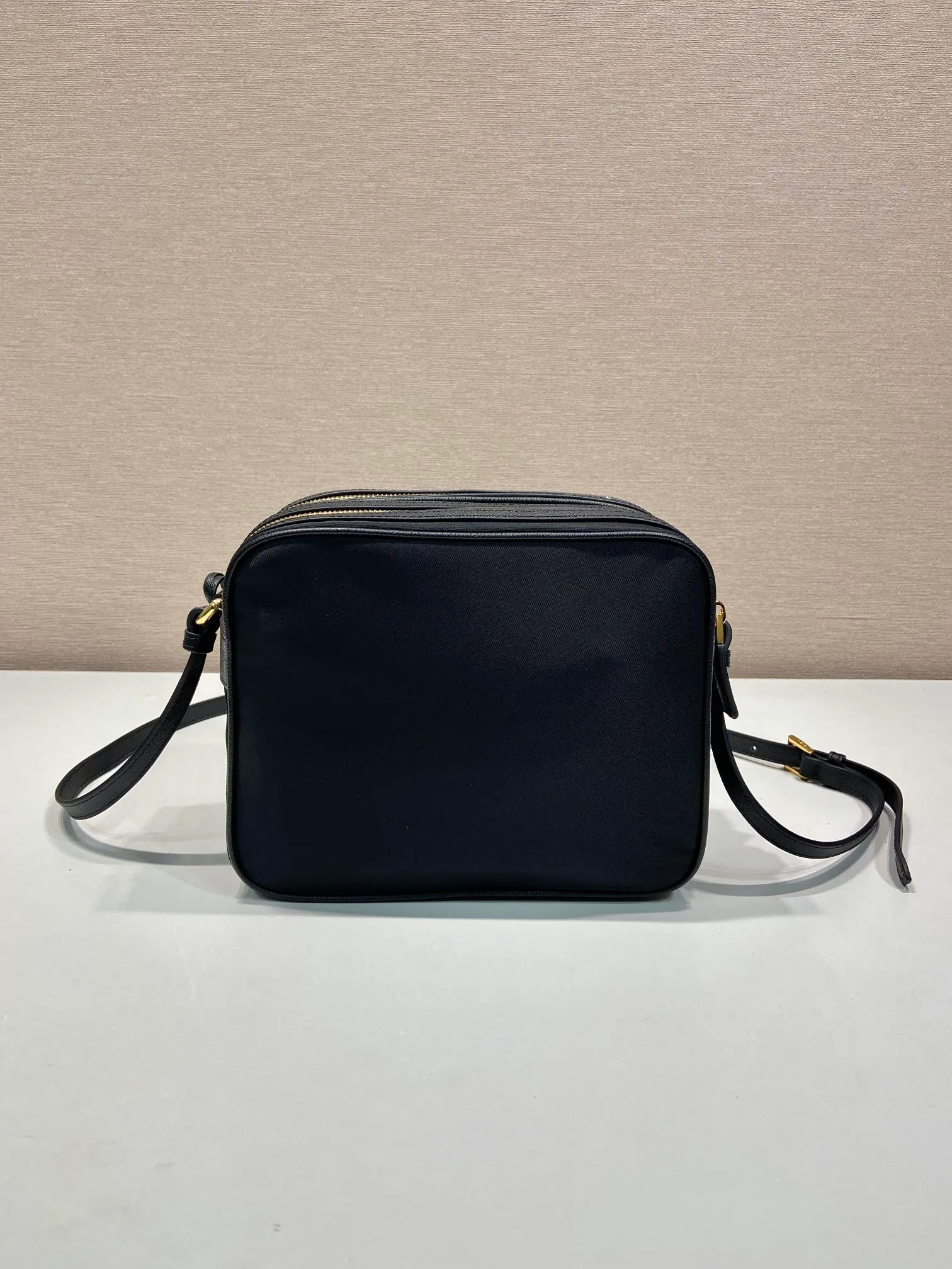 💰1160🎉New 🎉1BH218 Shoulder Bag🎉🎉 This shoulder bag is made of nylon fabric and Saffiano leather, with a double-layer zipper design, adjustable cowhide shoulder straps, an external zipper pocket and elegant Saffiano leather details, and the iconic enameled triangular metal logo as the finishing touch. Simple and elegant, with large capacity and production space, it is also a popular style that will never go out of style. Get it now🎉🎉 Length 21x Height 17x Bottom 8cm🎉🎉🎉💰💰💰
