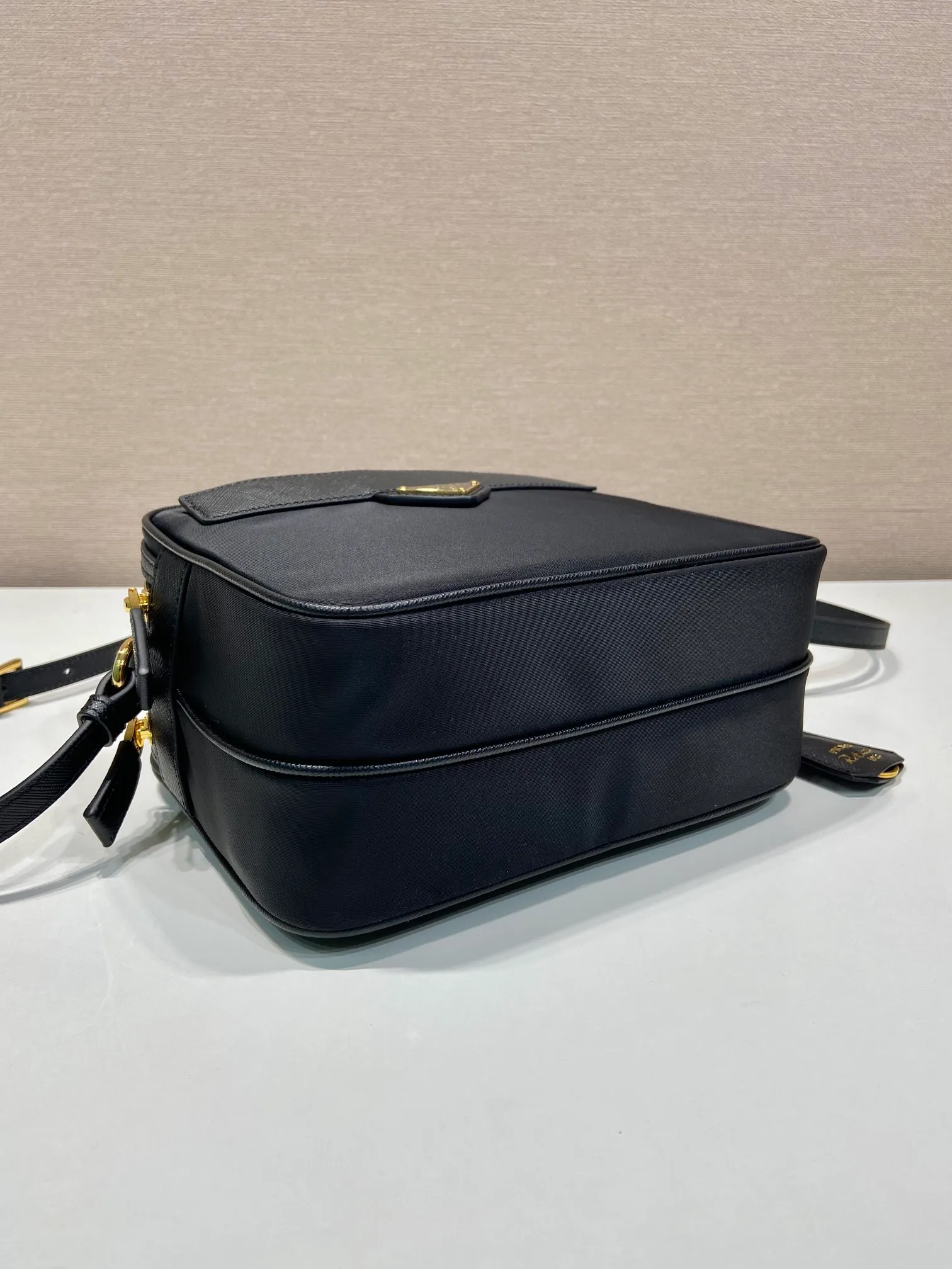 💰1160🎉New 🎉1BH218 Shoulder Bag🎉🎉 This shoulder bag is made of nylon fabric and Saffiano leather, with a double-layer zipper design, adjustable cowhide shoulder straps, an external zipper pocket and elegant Saffiano leather details, and the iconic enameled triangular metal logo as the finishing touch. Simple and elegant, with large capacity and production space, it is also a popular style that will never go out of style. Get it now🎉🎉 Length 21x Height 17x Bottom 8cm🎉🎉🎉💰💰💰