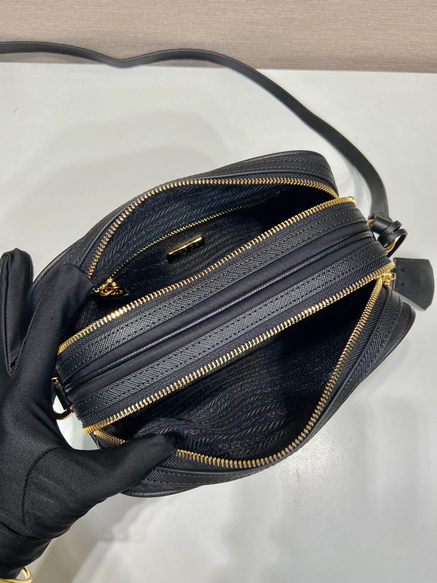 💰1160🎉New 🎉1BH218 Shoulder Bag🎉🎉 This shoulder bag is made of nylon fabric and Saffiano leather, with a double-layer zipper design, adjustable cowhide shoulder straps, an external zipper pocket and elegant Saffiano leather details, and the iconic enameled triangular metal logo as the finishing touch. Simple and elegant, with large capacity and production space, it is also a popular style that will never go out of style. Get it now🎉🎉 Length 21x Height 17x Bottom 8cm🎉🎉🎉💰💰💰