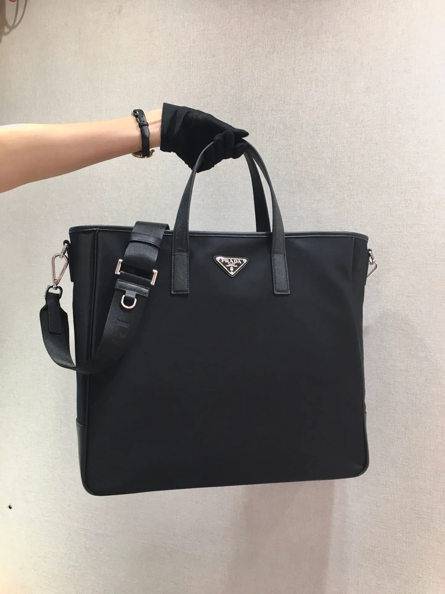 💰1260🎉Exclusive debut🎉2VG064, the latest shopping bag😘😘This nylon tote bag presents a minimalist design style and exudes a modern atmosphere. Made of imported nylon fabric and Saffiano cross-grain cowhide, the handbag is equipped with a detachable shoulder strap, which can be used to create a fashionable look. Simple and elegant, it is very practical. It is no problem when carrying it or on short business trips. It fully meets the needs of men🙊🙊 and is worth buying😘😘 Length 36x Height 34x Height 10cm