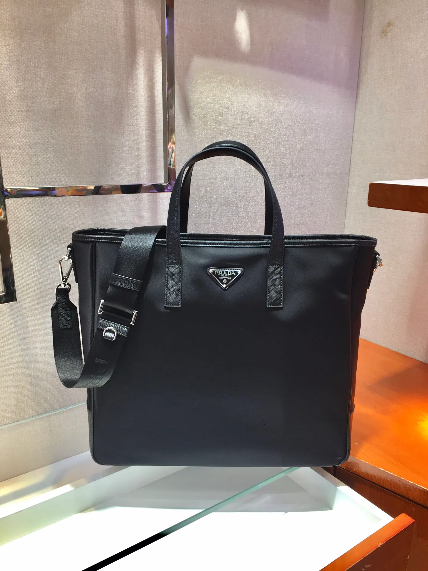 💰1260🎉Exclusive debut🎉2VG064, the latest shopping bag😘😘This nylon tote bag presents a minimalist design style and exudes a modern atmosphere. Made of imported nylon fabric and Saffiano cross-grain cowhide, the handbag is equipped with a detachable shoulder strap, which can be used to create a fashionable look. Simple and elegant, it is very practical. It is no problem when carrying it or on short business trips. It fully meets the needs of men🙊🙊 and is worth buying😘😘 Length 36x Height 34x Height 10cm