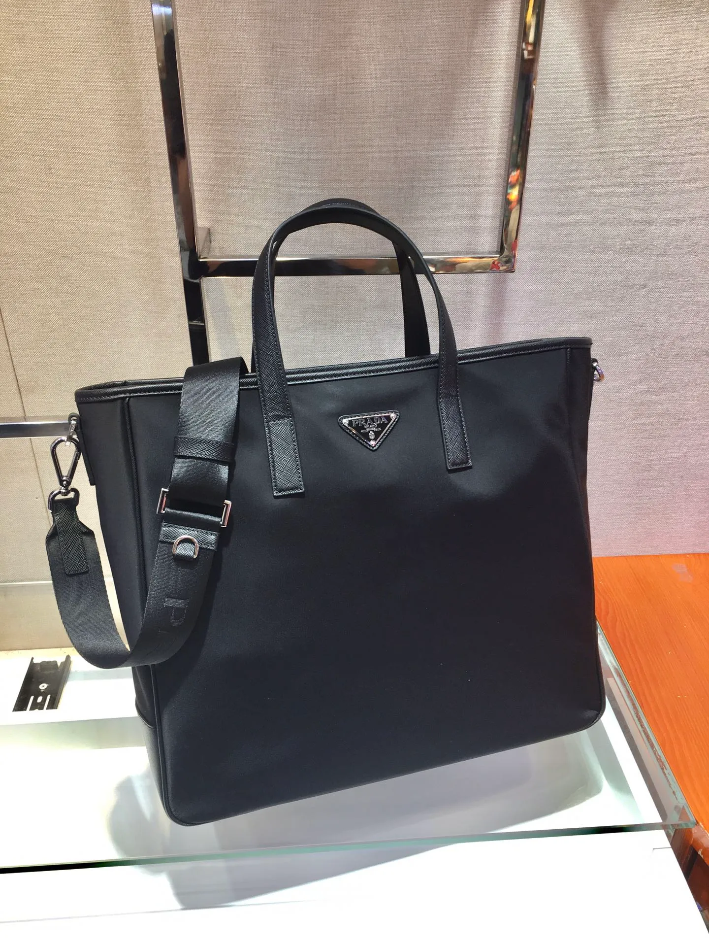 💰1260🎉Exclusive debut🎉2VG064, the latest shopping bag😘😘This nylon tote bag presents a minimalist design style and exudes a modern atmosphere. Made of imported nylon fabric and Saffiano cross-grain cowhide, the handbag is equipped with a detachable shoulder strap, which can be used to create a fashionable look. Simple and elegant, it is very practical. It is no problem when carrying it or on short business trips. It fully meets the needs of men🙊🙊 and is worth buying😘😘 Length 36x Height 34x Height 10cm