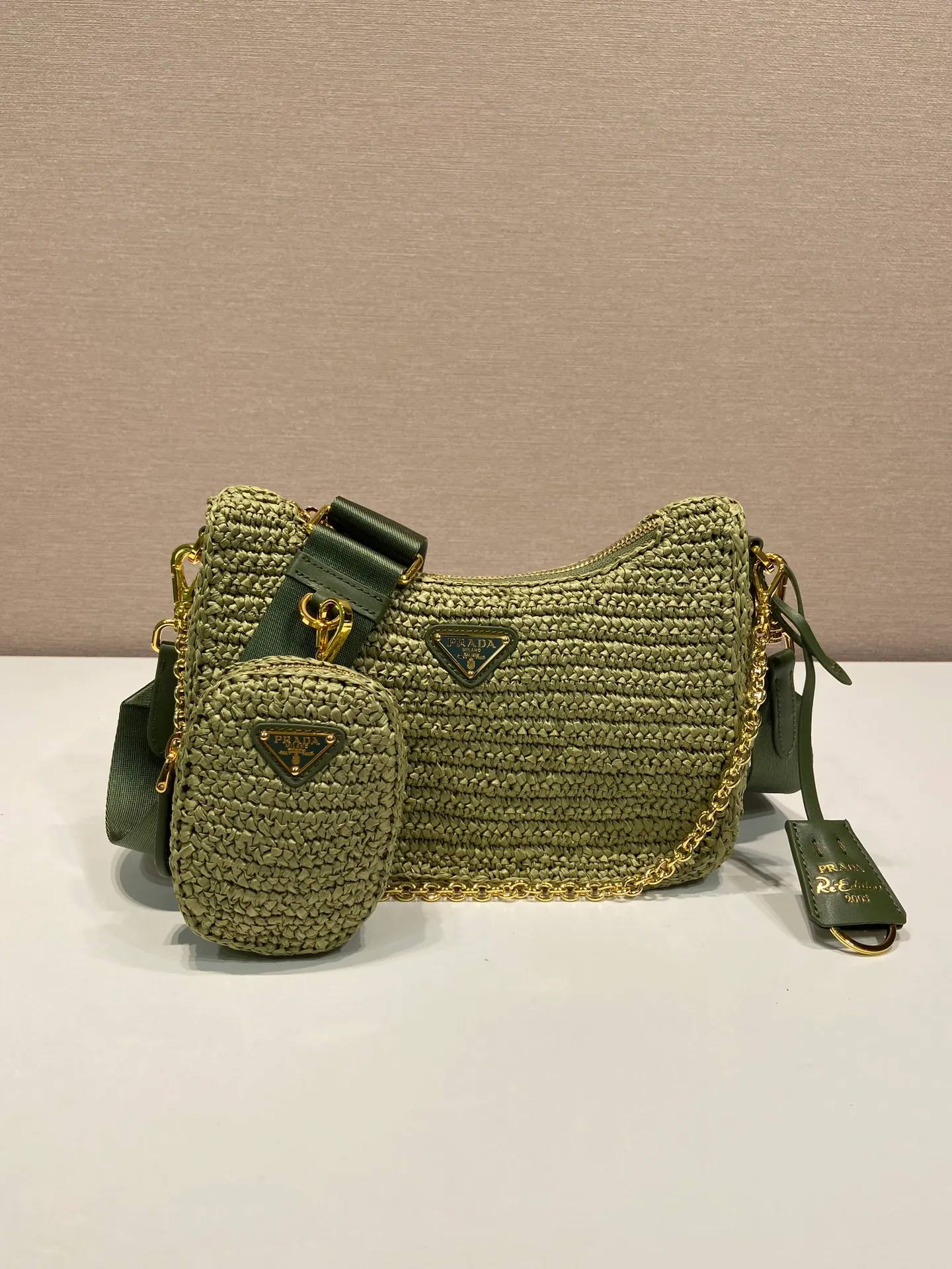 💰1500🎉Straw three-in-one🎉1BH204 new color🎉🎉 This pure hand-knitted three-in-one design is great👏👏three uses in one pack🎉🎉This complicated craftsmanship looks very elegant/fashionable. What I love most is that there is a small pendant (small bag) hanging on the shoulder strap. The upper body effect is very good and the return rate is 100%😘A must-have for summer🎉Hurry up and get it🎉🎉 Length 23x Height 16x Bottom 7cm