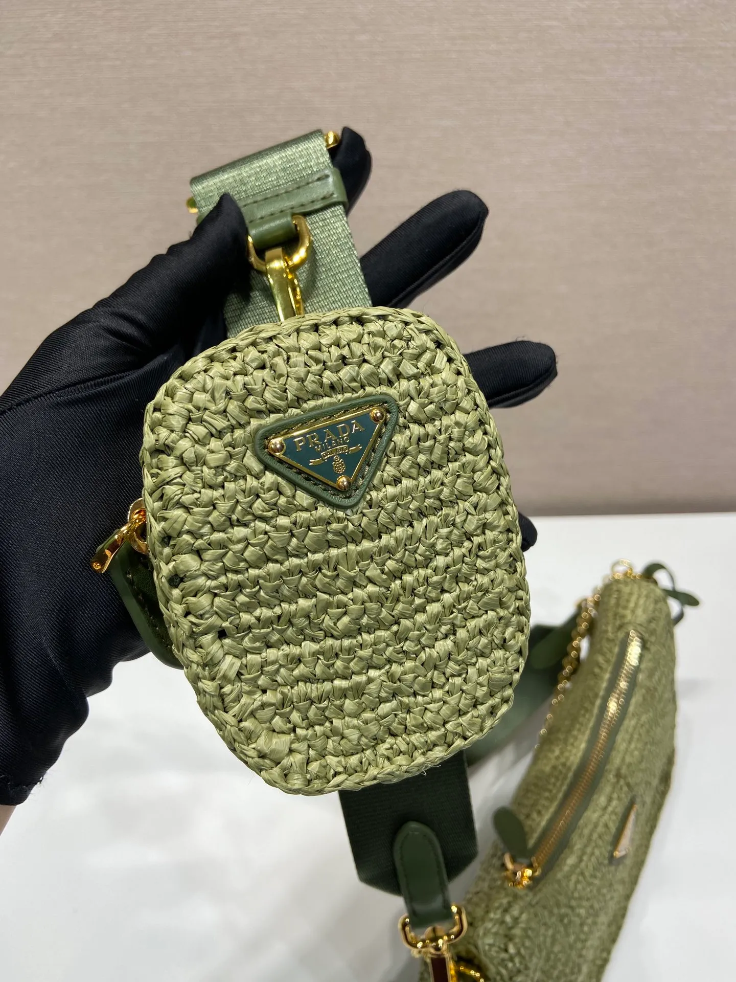 💰1500🎉Straw three-in-one🎉1BH204 new color🎉🎉 This pure hand-knitted three-in-one design is great👏👏three uses in one pack🎉🎉This complicated craftsmanship looks very elegant/fashionable. What I love most is that there is a small pendant (small bag) hanging on the shoulder strap. The upper body effect is very good and the return rate is 100%😘A must-have for summer🎉Hurry up and get it🎉🎉 Length 23x Height 16x Bottom 7cm
