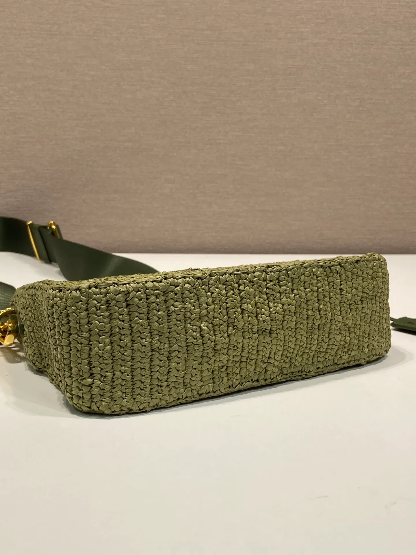 💰1500🎉Straw three-in-one🎉1BH204 new color🎉🎉 This pure hand-knitted three-in-one design is great👏👏three uses in one pack🎉🎉This complicated craftsmanship looks very elegant/fashionable. What I love most is that there is a small pendant (small bag) hanging on the shoulder strap. The upper body effect is very good and the return rate is 100%😘A must-have for summer🎉Hurry up and get it🎉🎉 Length 23x Height 16x Bottom 7cm