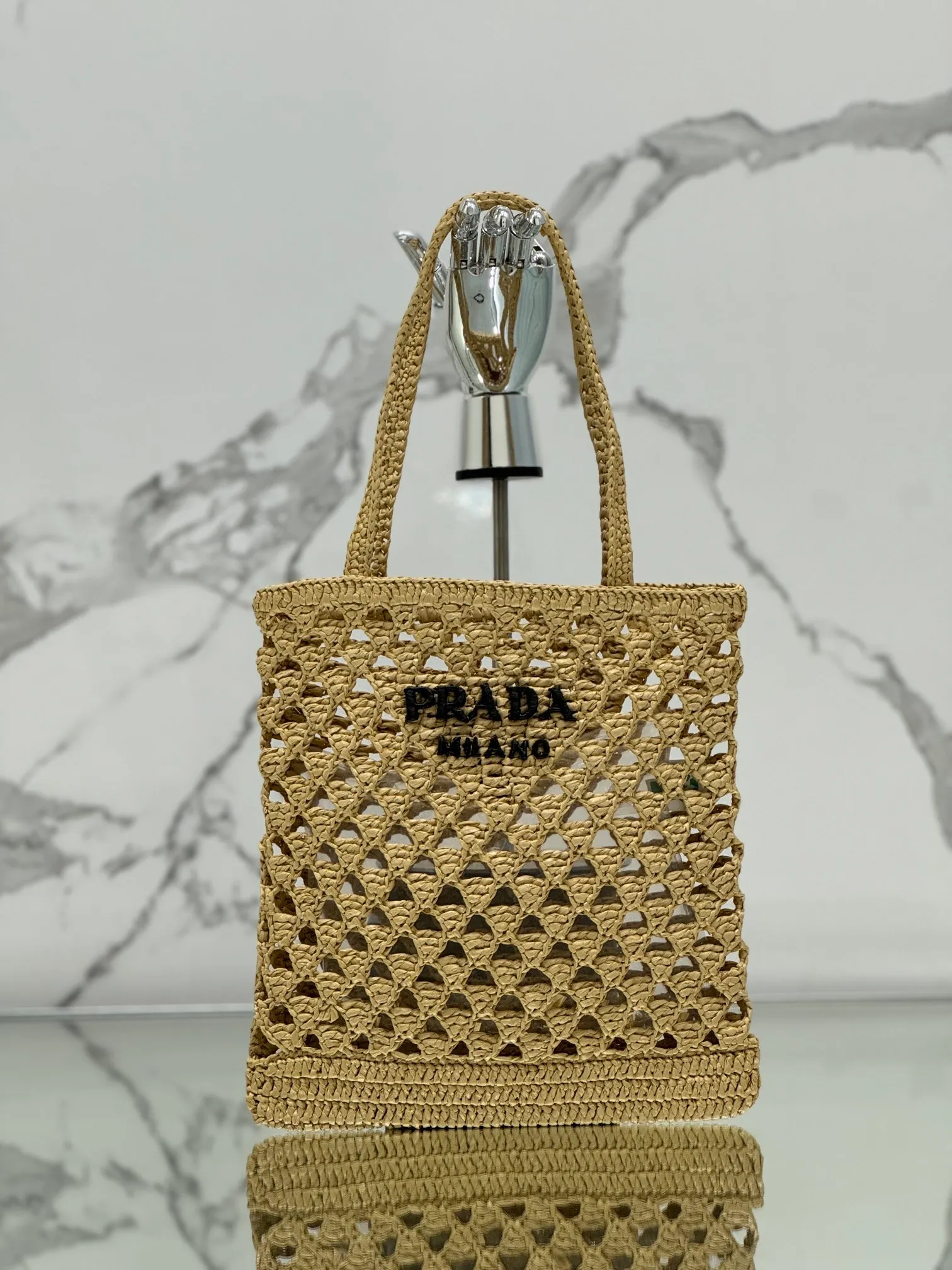 💰1360🌟Straw shopping bag This crochet triangle tote bag reinterprets the classic woven fabric style with a modern and exquisite design, full of summer sentiment. Light. And a contrasting embroidered lettering logo completes the accessory with a unique touch. Style number: Size: 30×31cm Style number: 1BG493