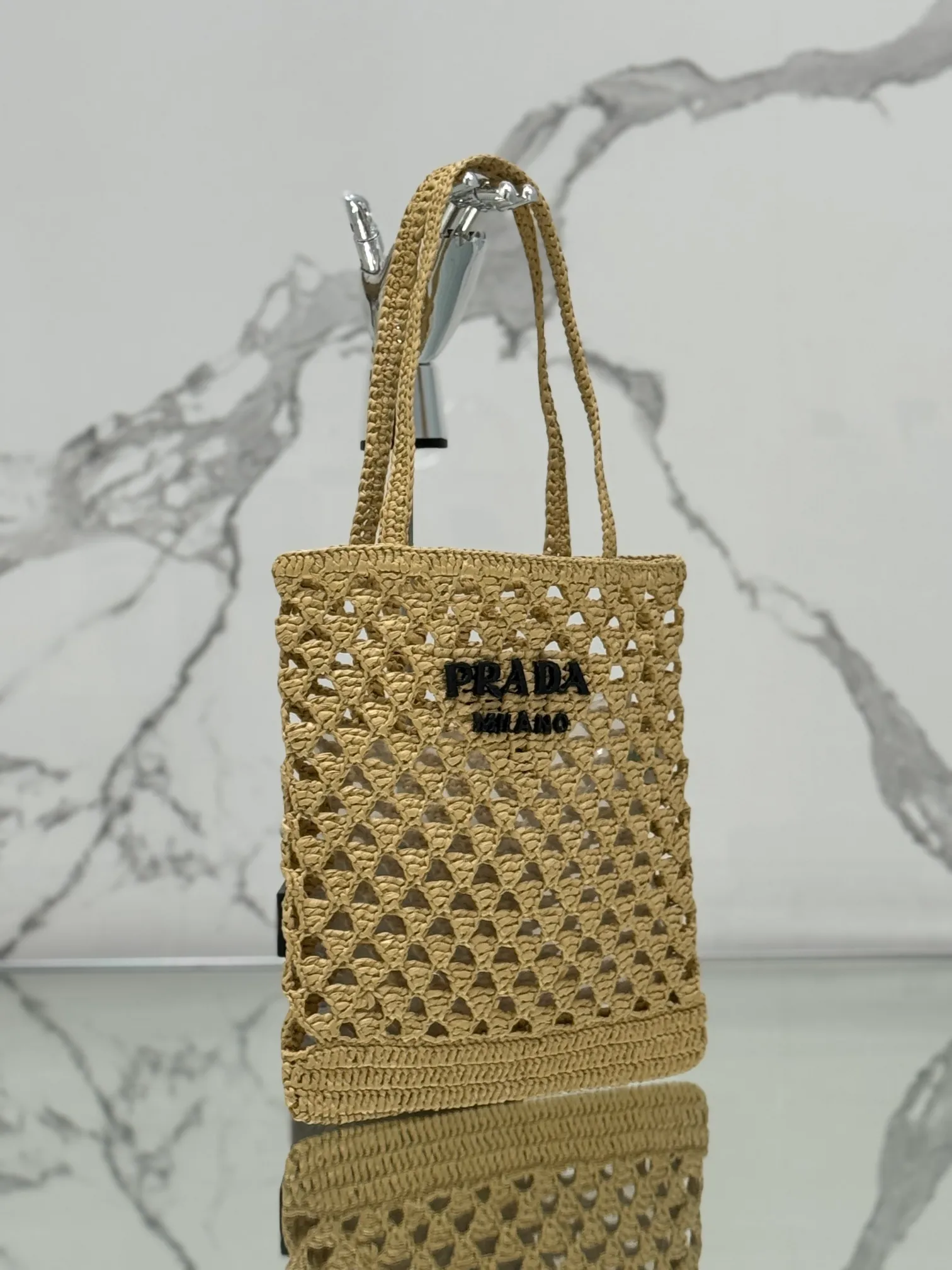 💰1360🌟Straw shopping bag This crochet triangle tote bag reinterprets the classic woven fabric style with a modern and exquisite design, full of summer sentiment. Light. And a contrasting embroidered lettering logo completes the accessory with a unique touch. Style number: Size: 30×31cm Style number: 1BG493