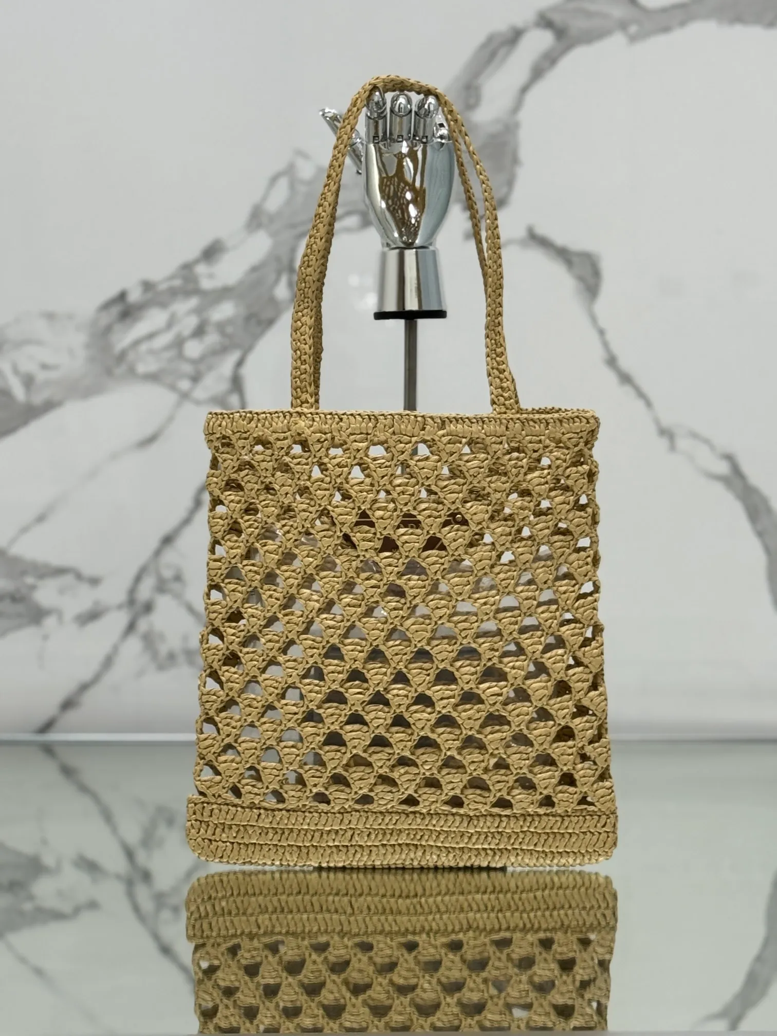 💰1360🌟Straw shopping bag This crochet triangle tote bag reinterprets the classic woven fabric style with a modern and exquisite design, full of summer sentiment. Light. And a contrasting embroidered lettering logo completes the accessory with a unique touch. Style number: Size: 30×31cm Style number: 1BG493