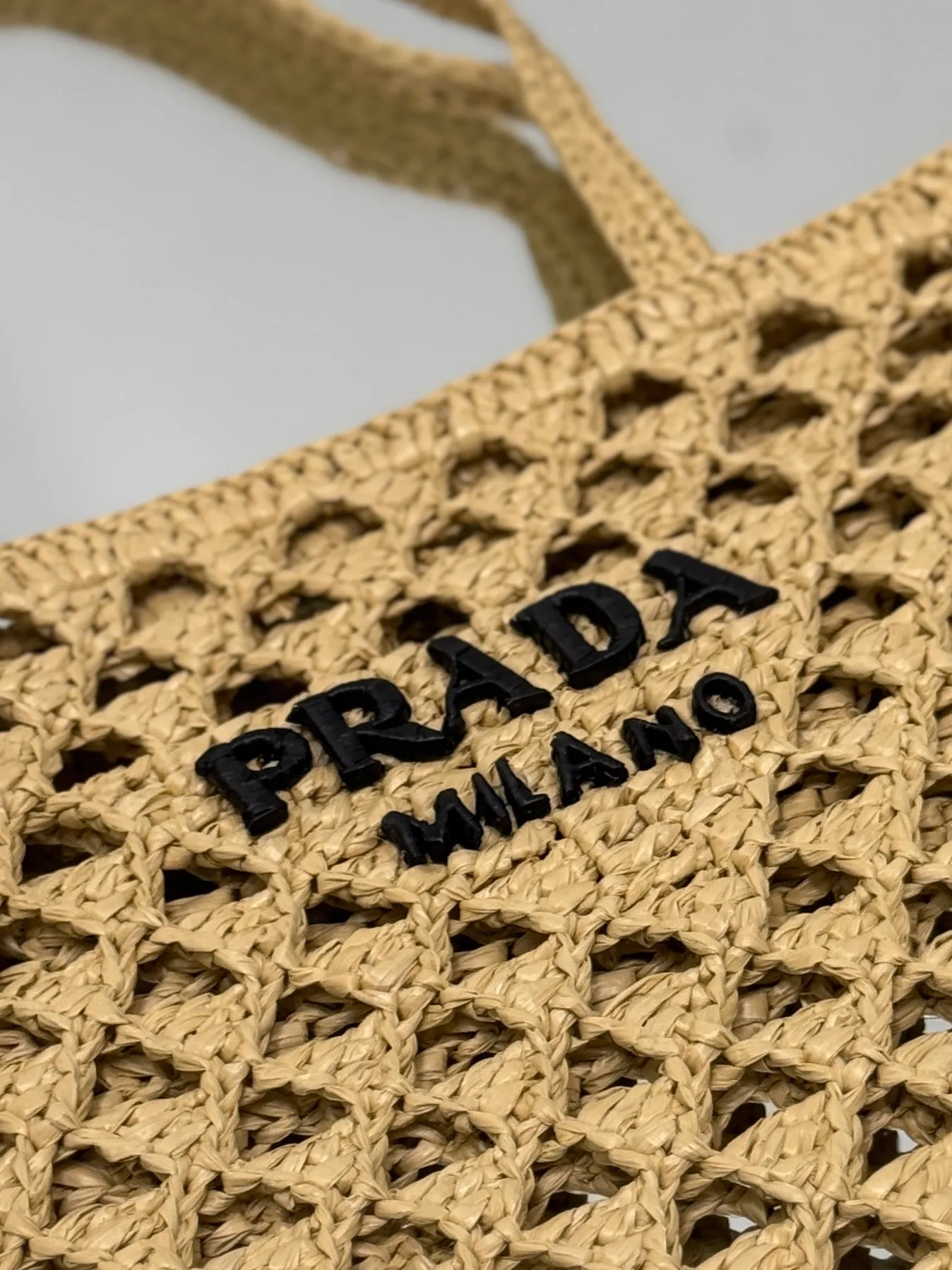 💰1360🌟Straw shopping bag This crochet triangle tote bag reinterprets the classic woven fabric style with a modern and exquisite design, full of summer sentiment. Light. And a contrasting embroidered lettering logo completes the accessory with a unique touch. Style number: Size: 30×31cm Style number: 1BG493