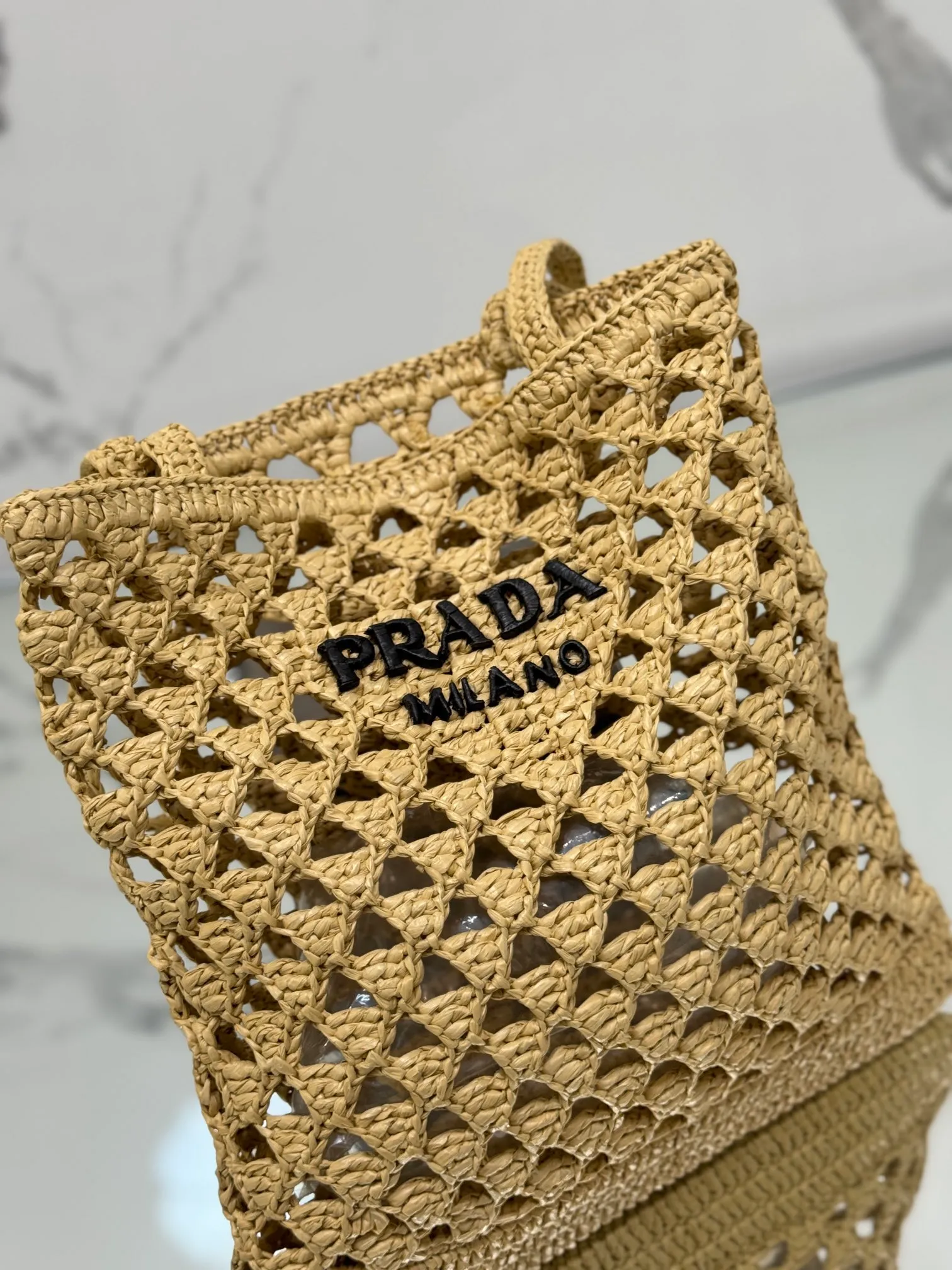 💰1360🌟Straw shopping bag This crochet triangle tote bag reinterprets the classic woven fabric style with a modern and exquisite design, full of summer sentiment. Light. And a contrasting embroidered lettering logo completes the accessory with a unique touch. Style number: Size: 30×31cm Style number: 1BG493